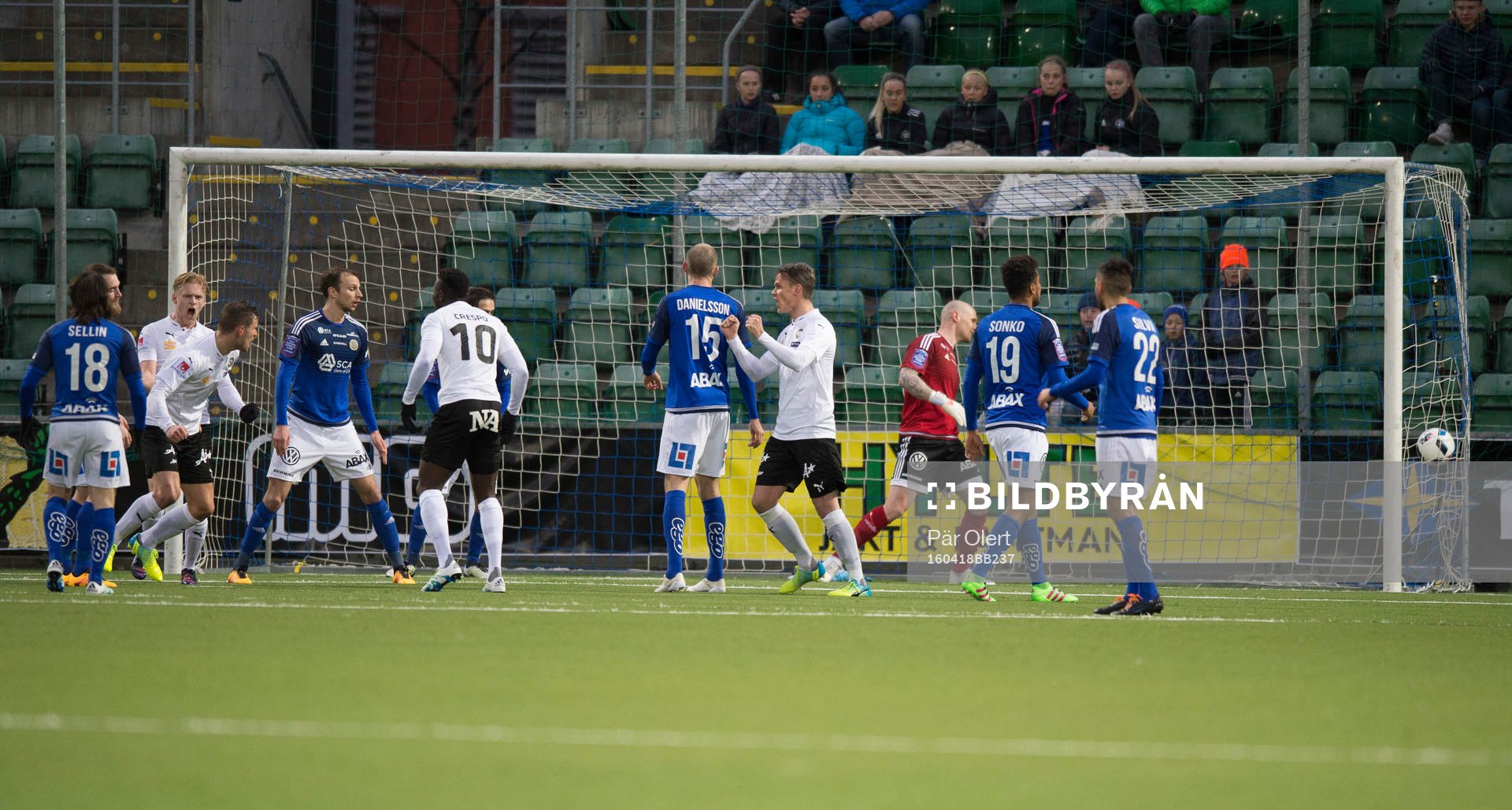 Örebros Robert Åhman Persson jublar