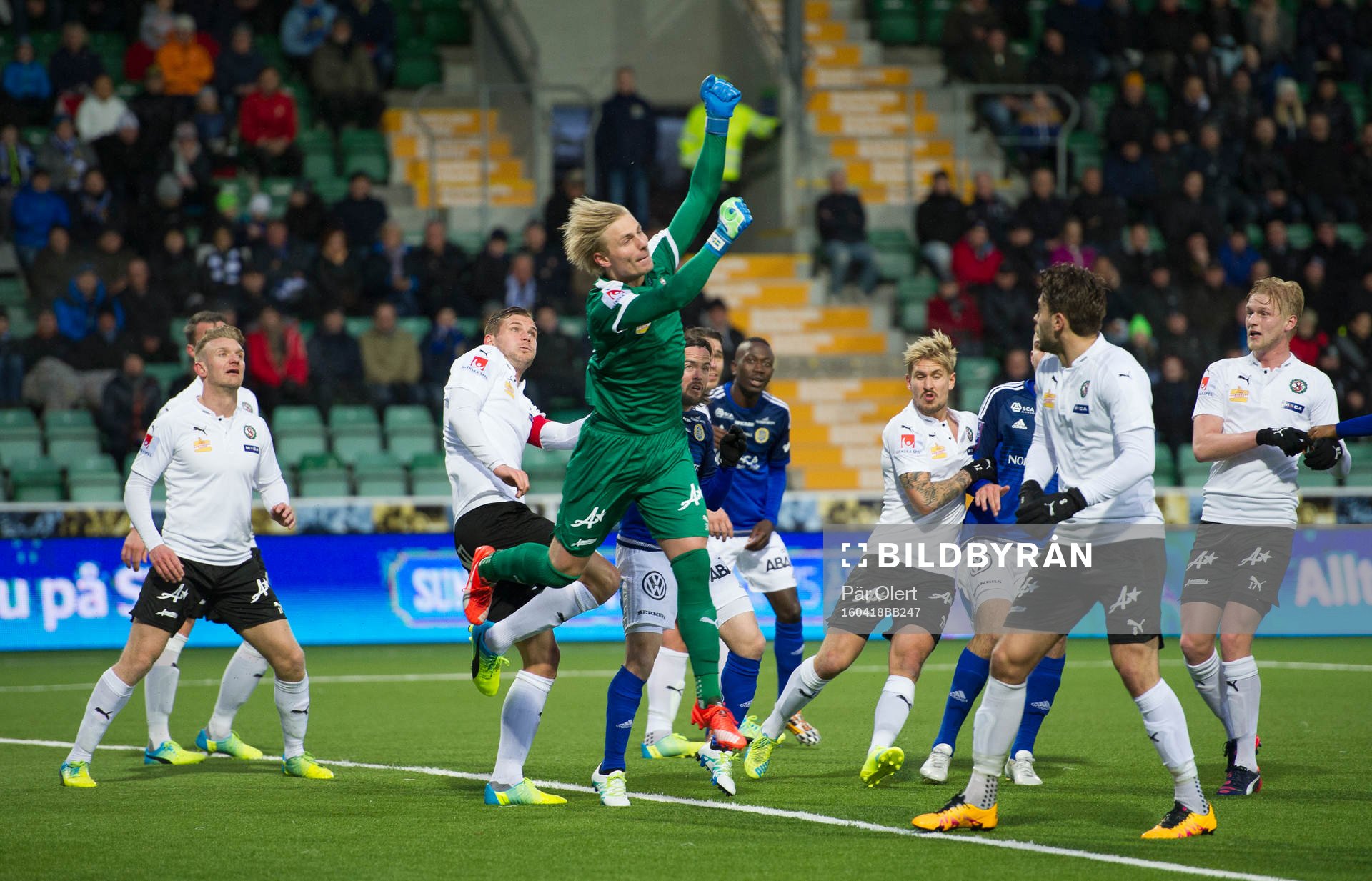 Örebros målvakt Jacob Rinne boxar bort bollen