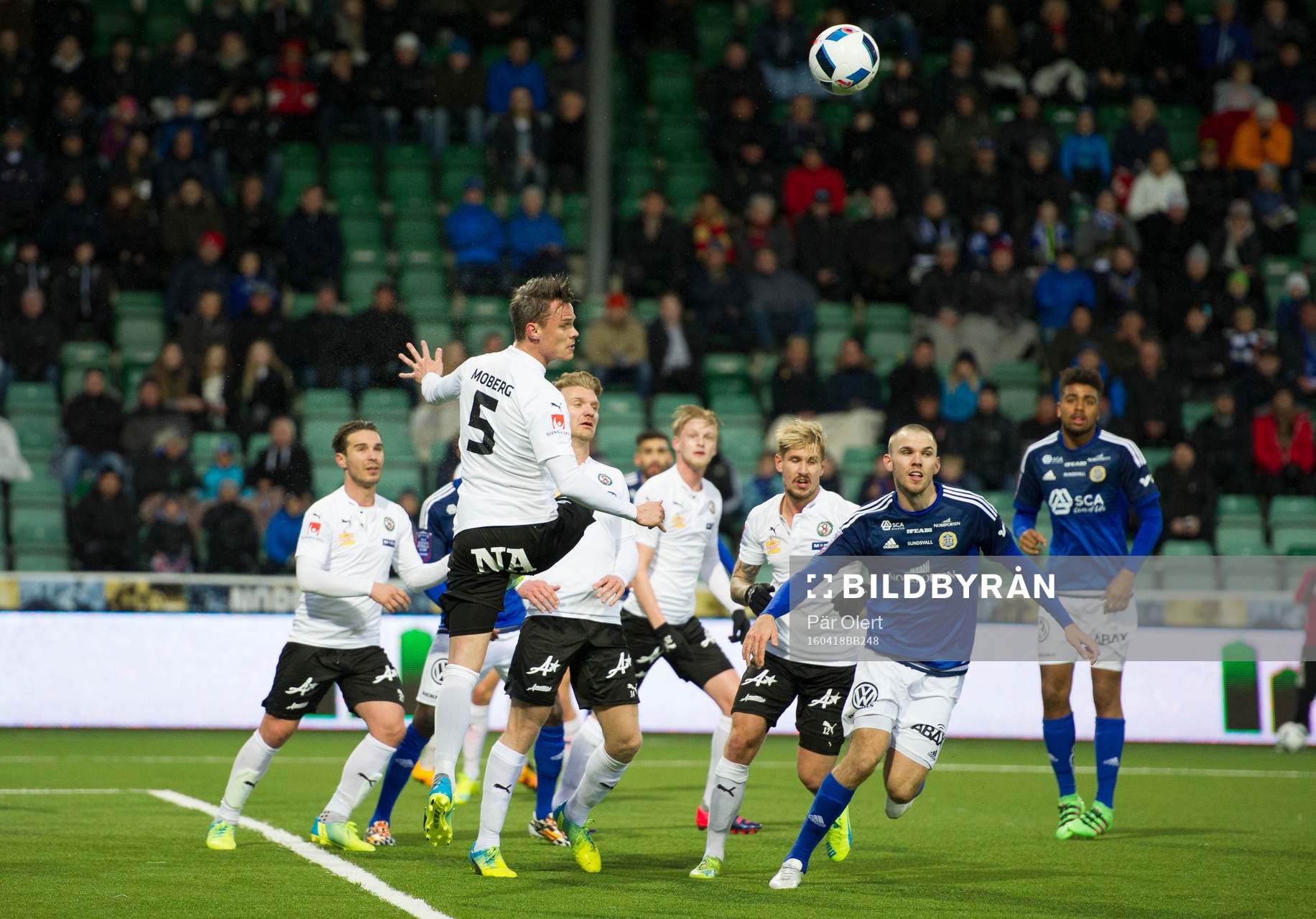 Örebros Erik Moberg nickar undan bollen