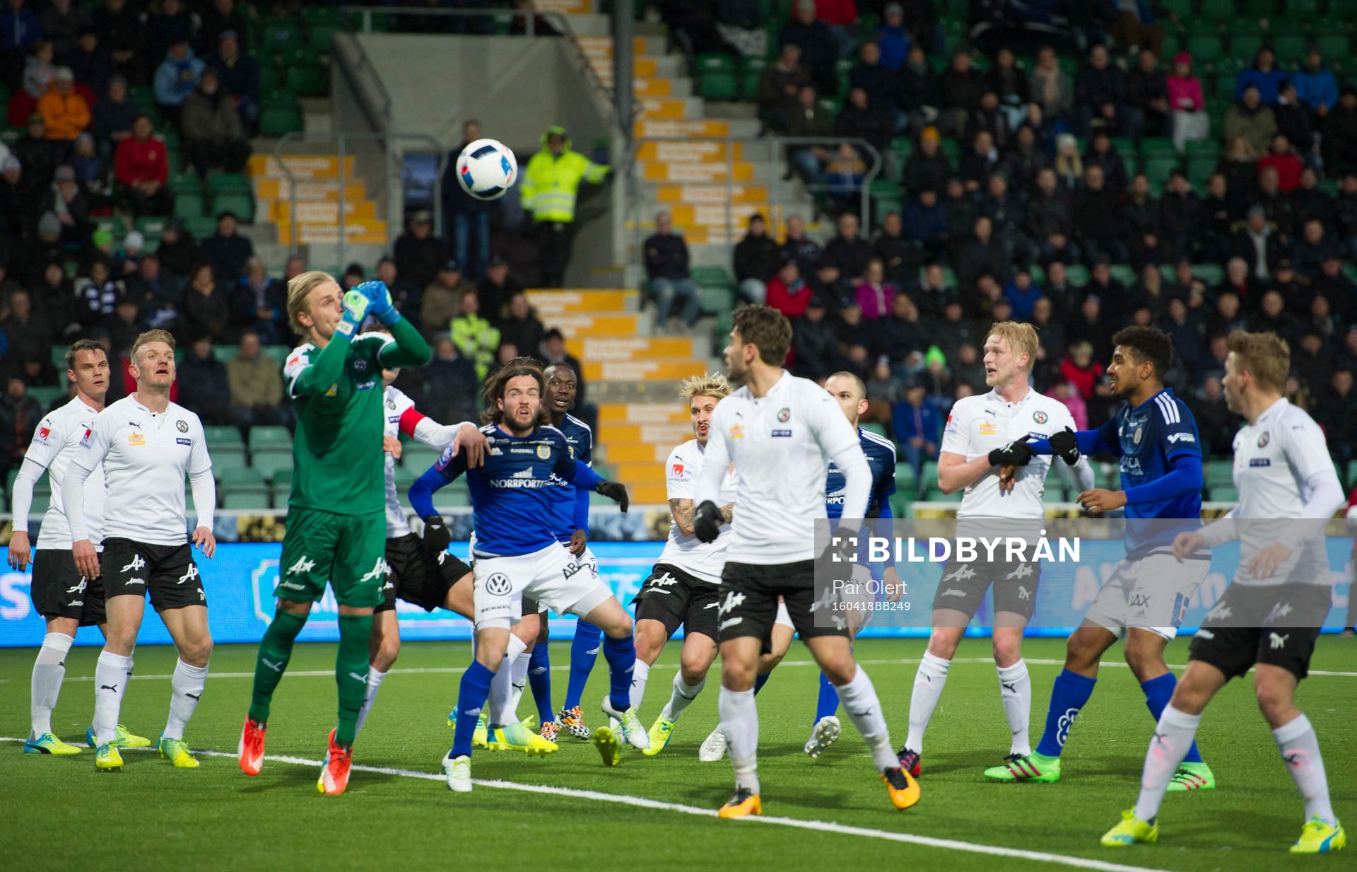 Örebros målvakt Jacob Rinne boxar bort bollen