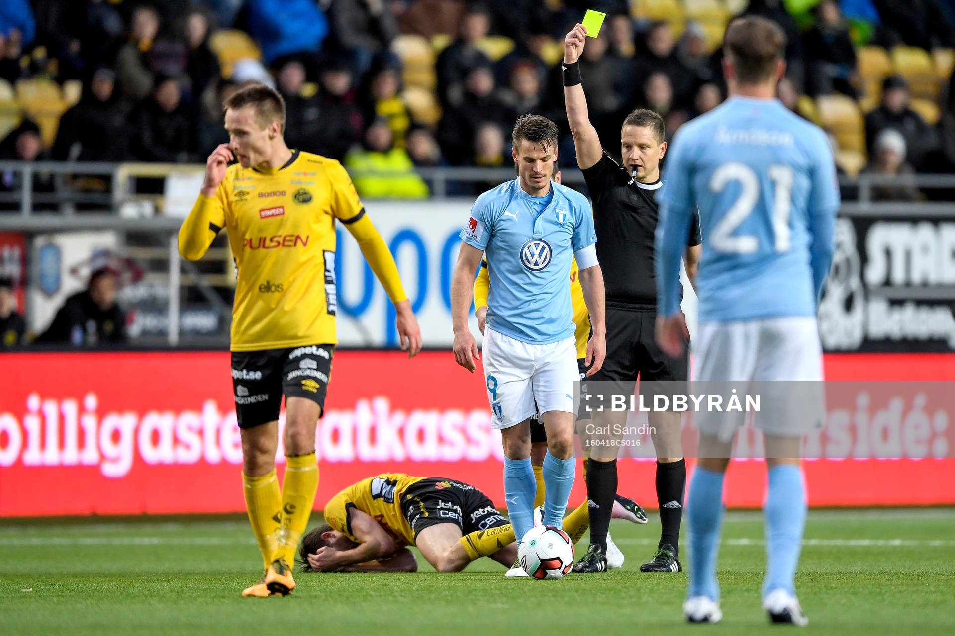 Malmö FFs Markus Rosenberg får ett gult kort av domaren