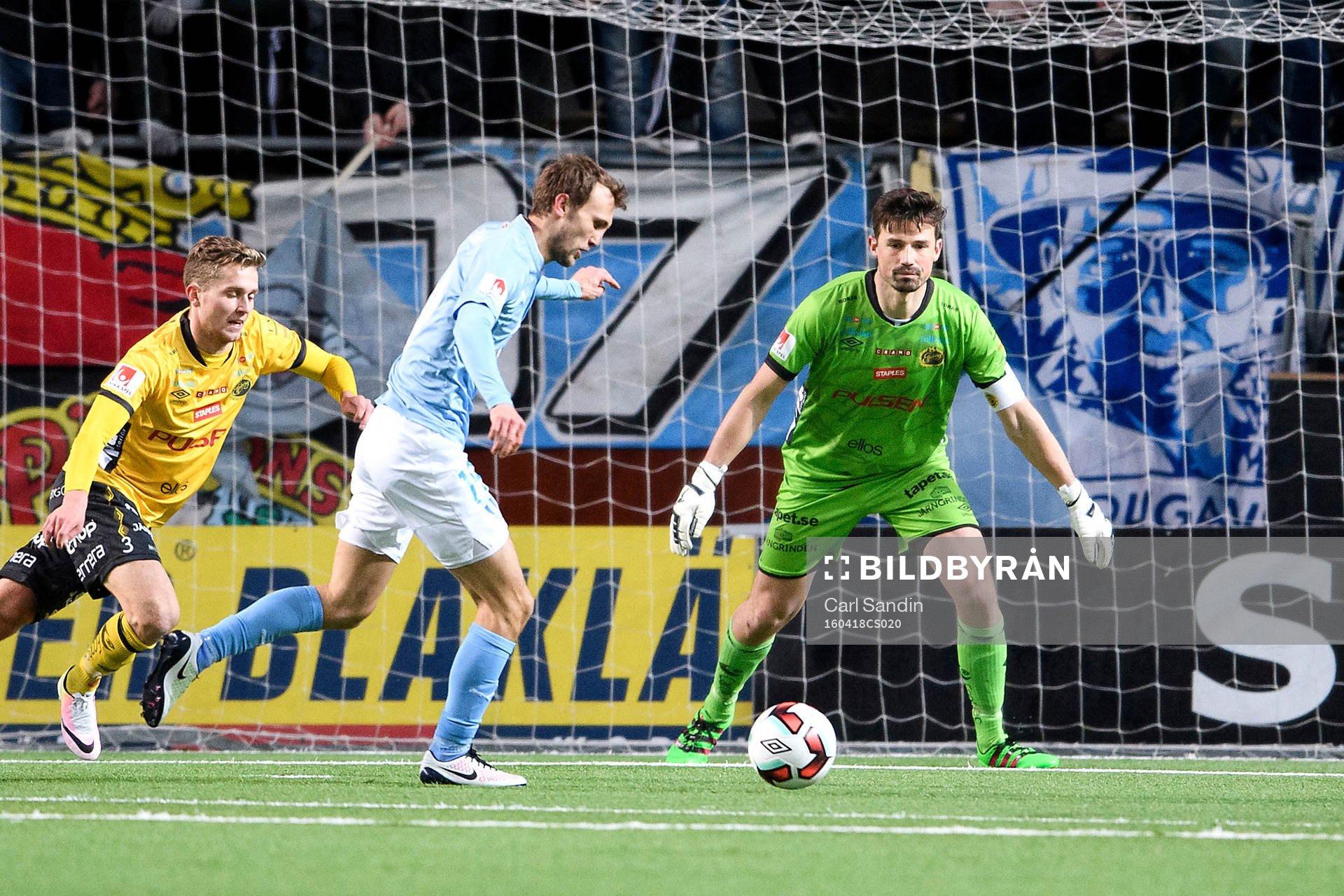Malmö FFs Magnus Wolff Eikrem har läge framför Elfsborgs