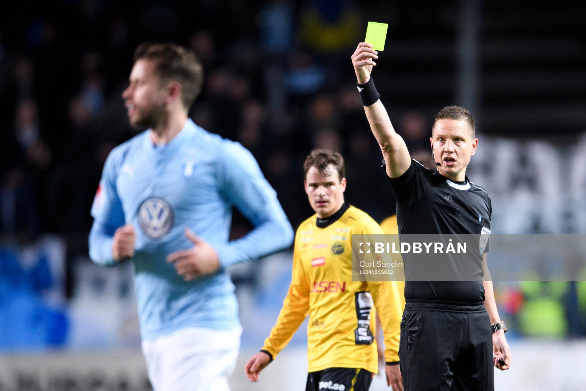 Malmö FFs Kari Arnason får gult kort av domare Martin