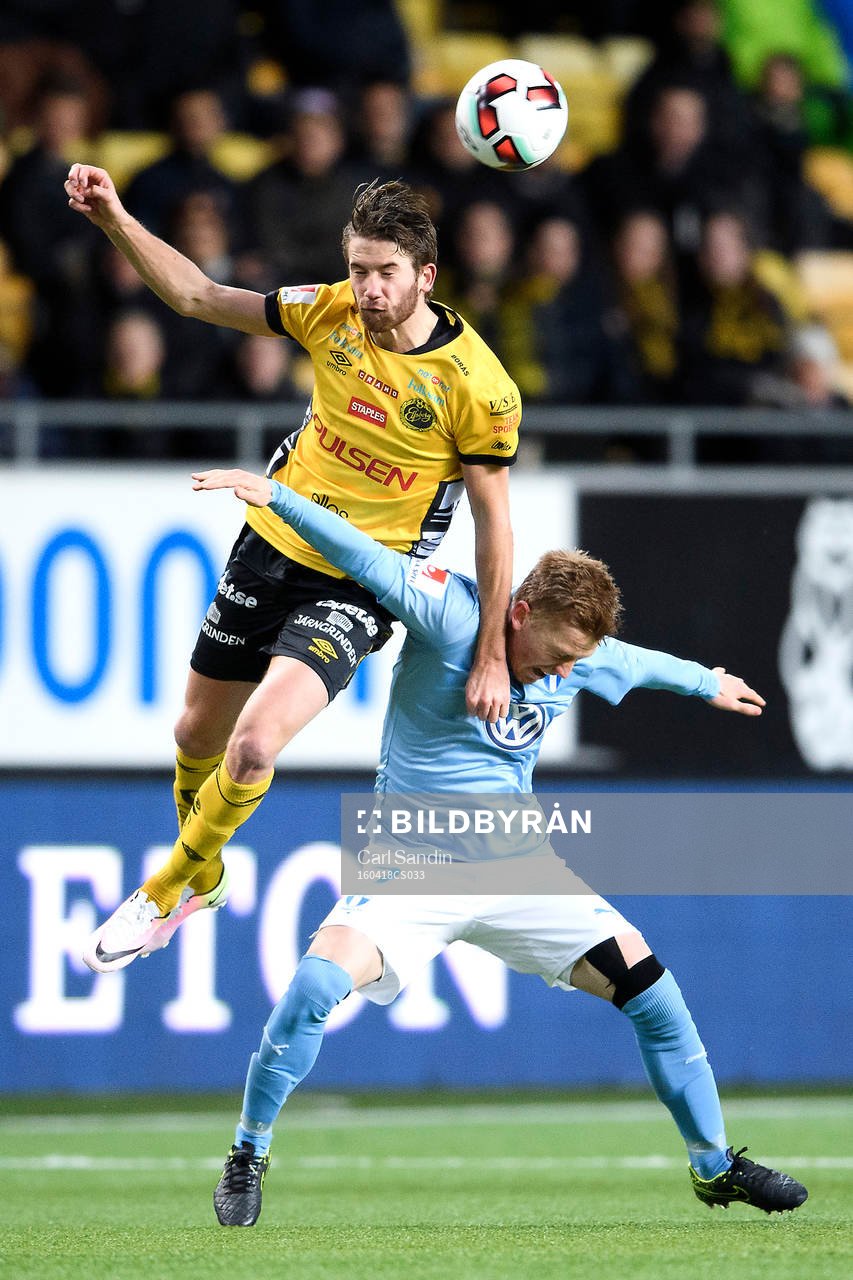 Elfsborgs Marcus Rohdén i nickduell med Malmö FFs Anders Christiansen under fotbollsmatchen i Allsvenskan mellan Elfsborg och Malmö FF den 18 april 2016 i Borås.