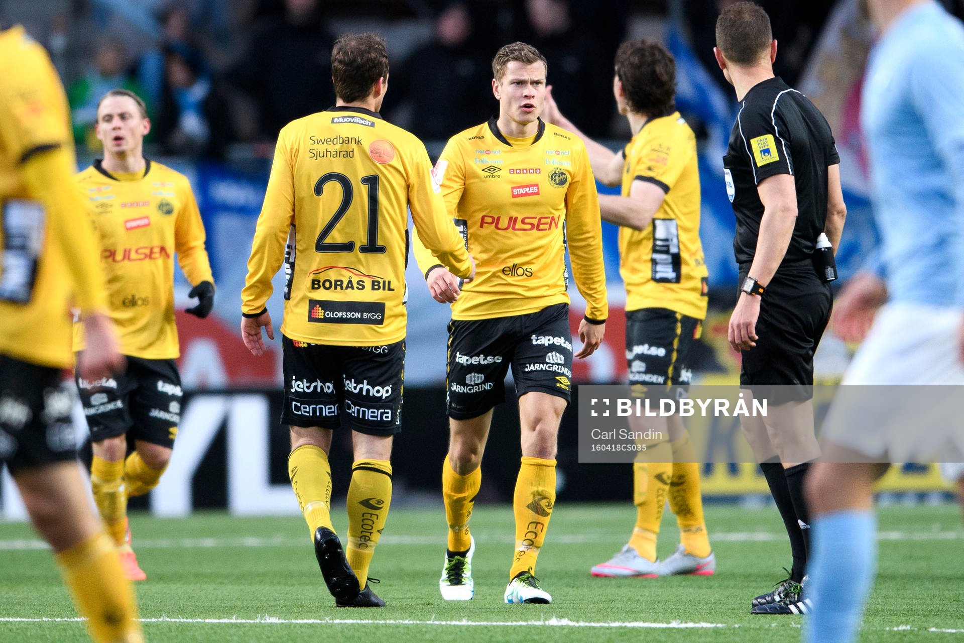 Elfsborgs Viktor Claesson reagerar mot domaren