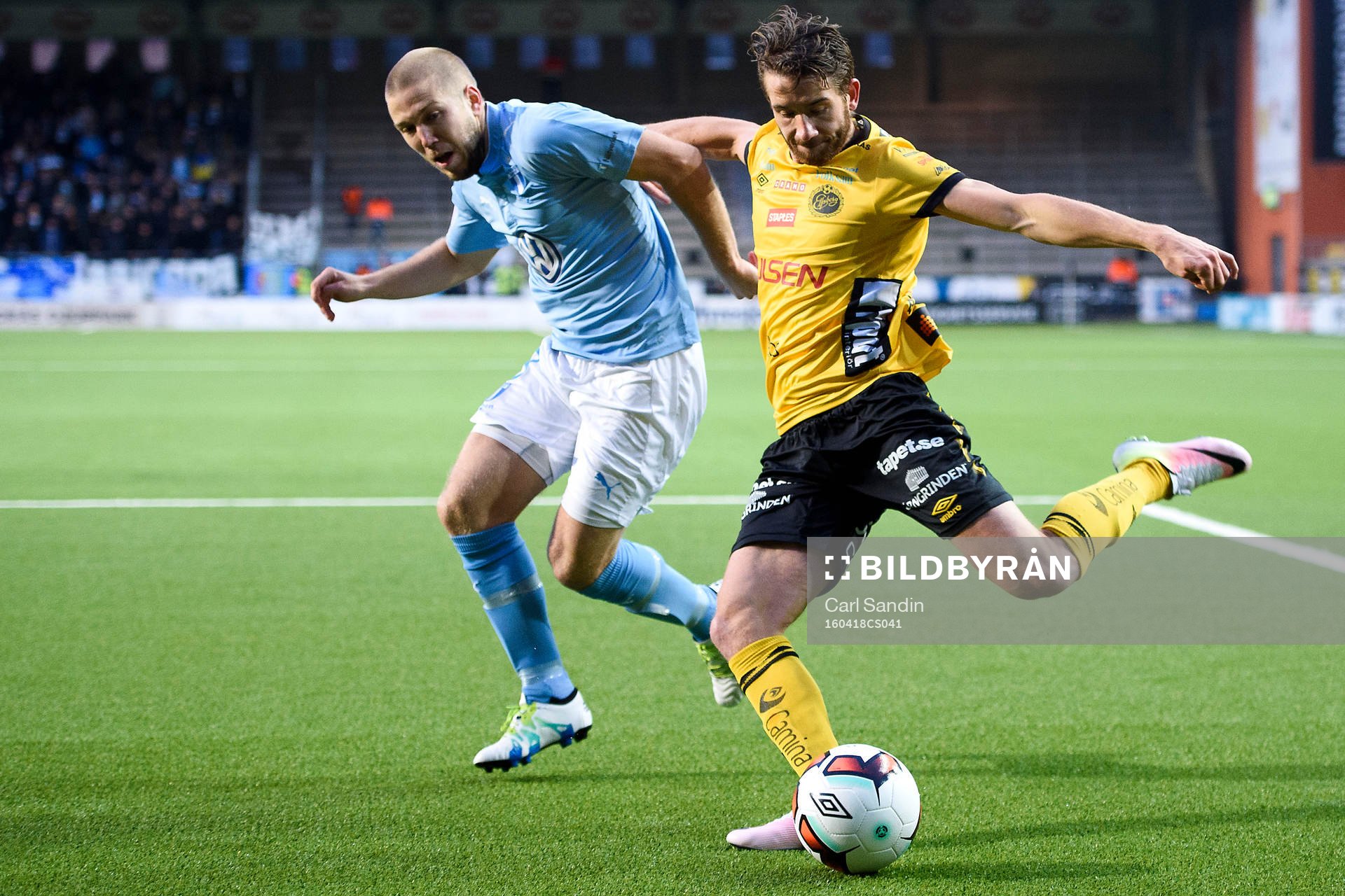 Malmö FFs Anton Tinnerholm i närkamp med Elfsborgs Marcus Rohdén under fotbollsmatchen i Allsvenskan mellan Elfsborg och Malmö FF den 18 april 2016 i Borås.