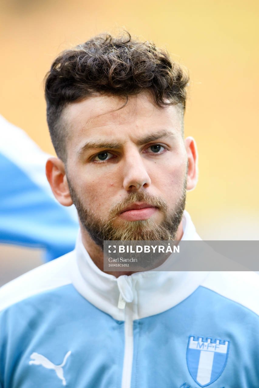Malmö FFs Erdal Rakip vid lineup innan fotbollsmatchen i