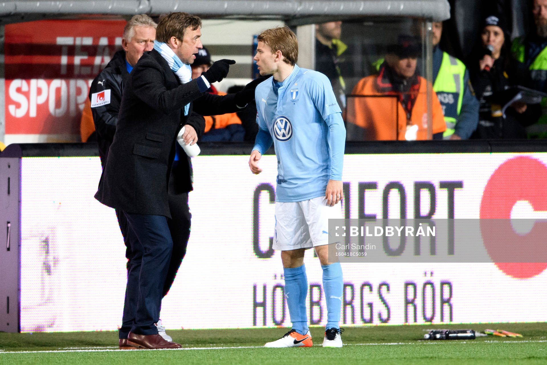 Malmö FFs tränare Allan Kuhn ger instruktioner till Oscar