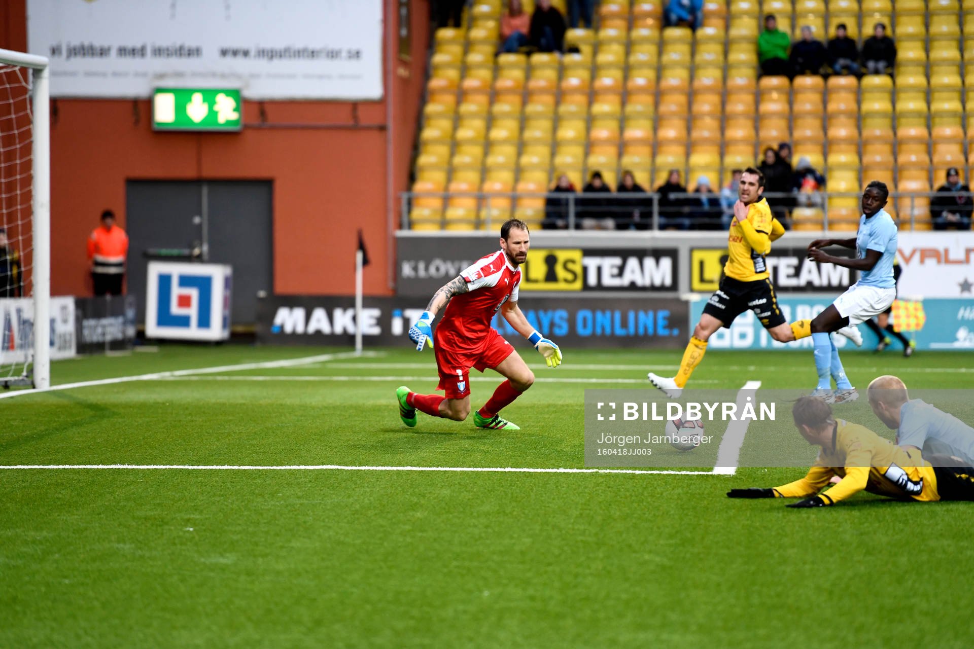 Malmö FFs målvakt Johan Wiland Anton Tinnerholm och