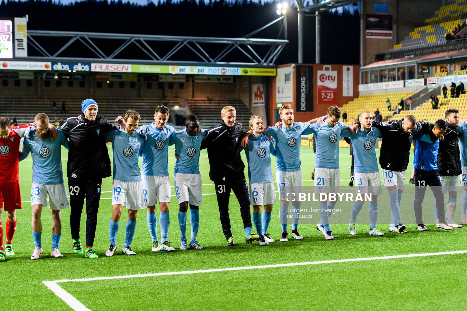 Malmö FFs spelare tackar supportrarna