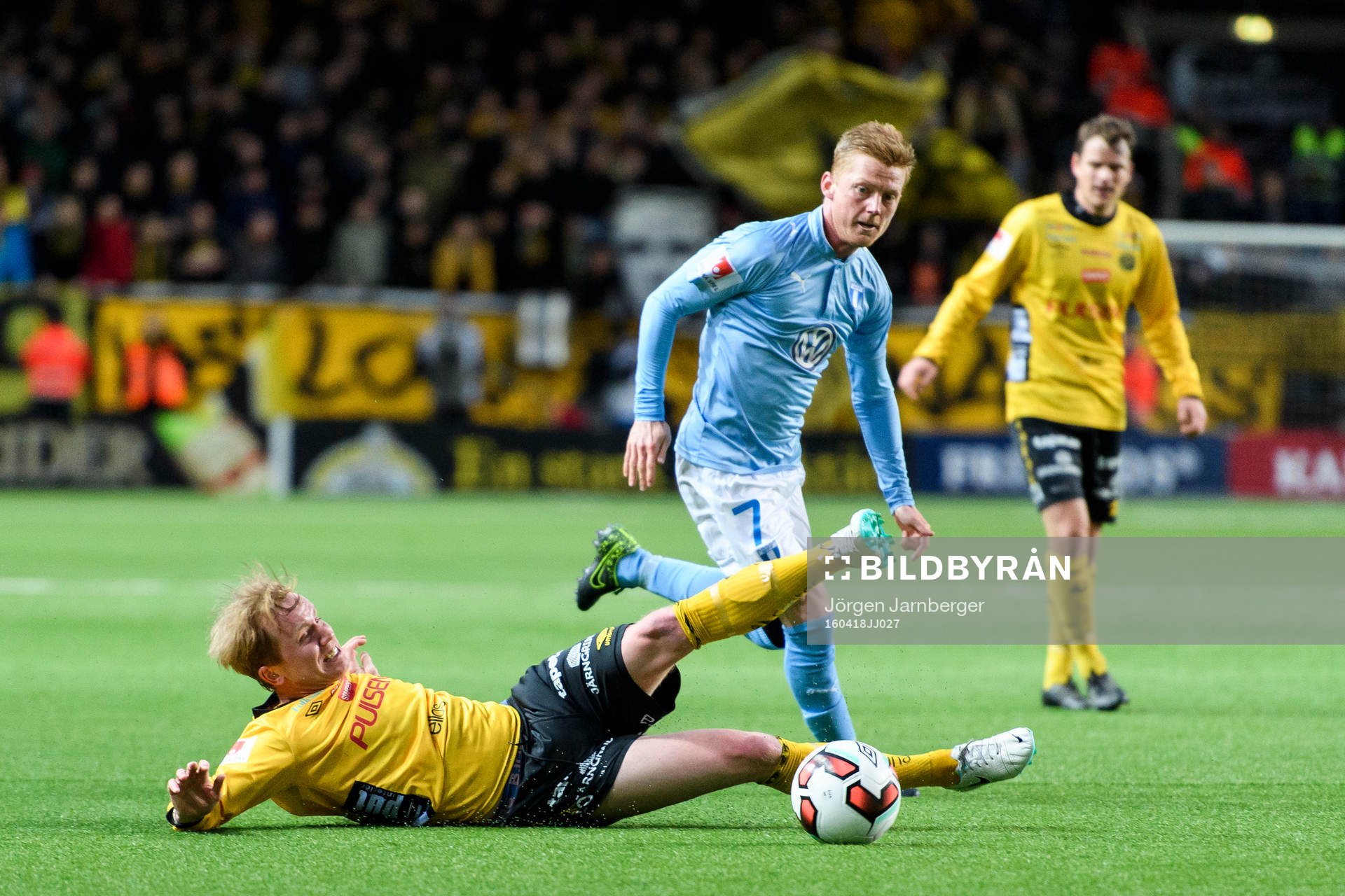Malmö FFs Anders Christiansen tar sig förbi Elfsborgs