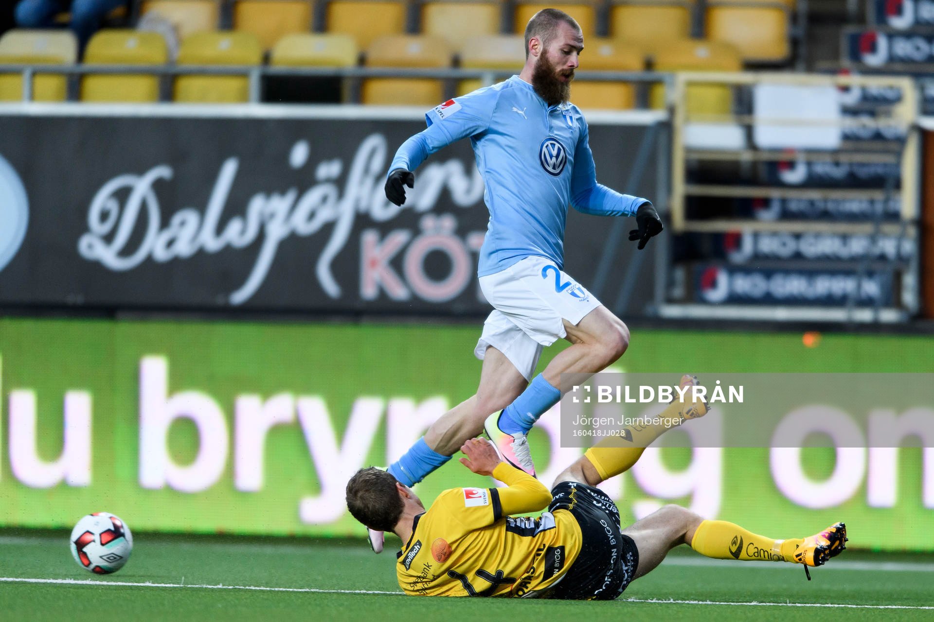 Malmö FFs Jo Inge Berget stoppas av Elfsborgs Anders