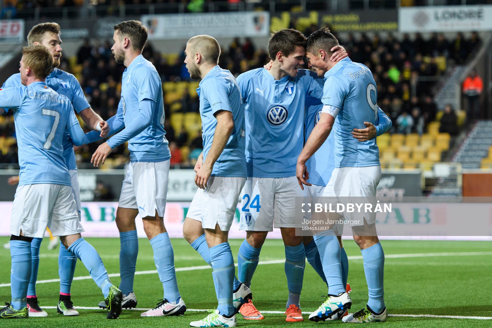 Malmö FFs spelare jublar efter att Markus Rosenberg (v) gjort 0-1 under fotbollsmatchen i Allsvenskan mellan Elfsborg och Malmö FF den 18 april 2016 i BORÅS.