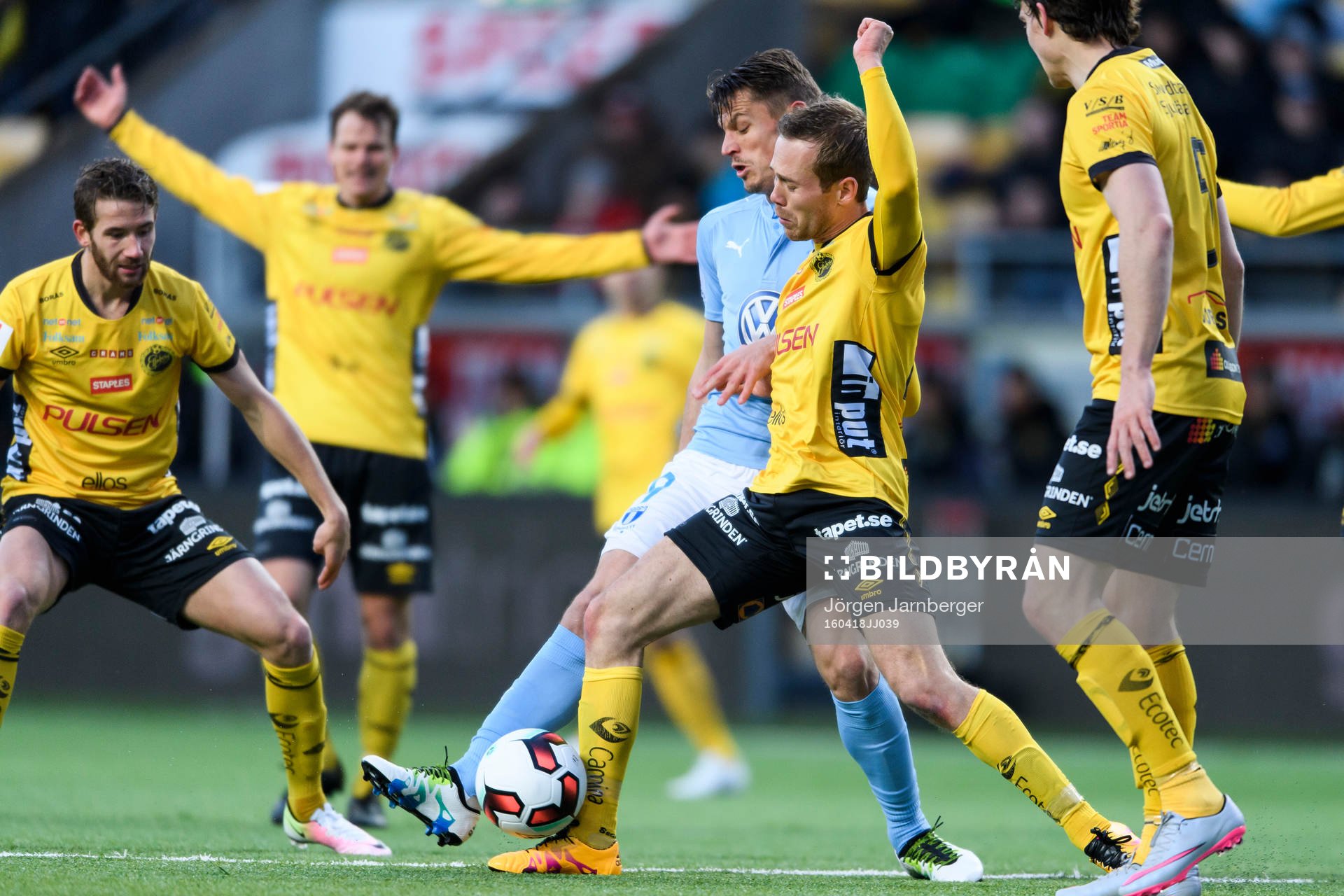 Elfsborgs Anders Randrup och Malmö FFs Markus Rosenberg i kamp under fotbollsmatchen i Allsvenskan mellan Elfsborg och Malmö FF den 18 april 2016 i BORÅS.
