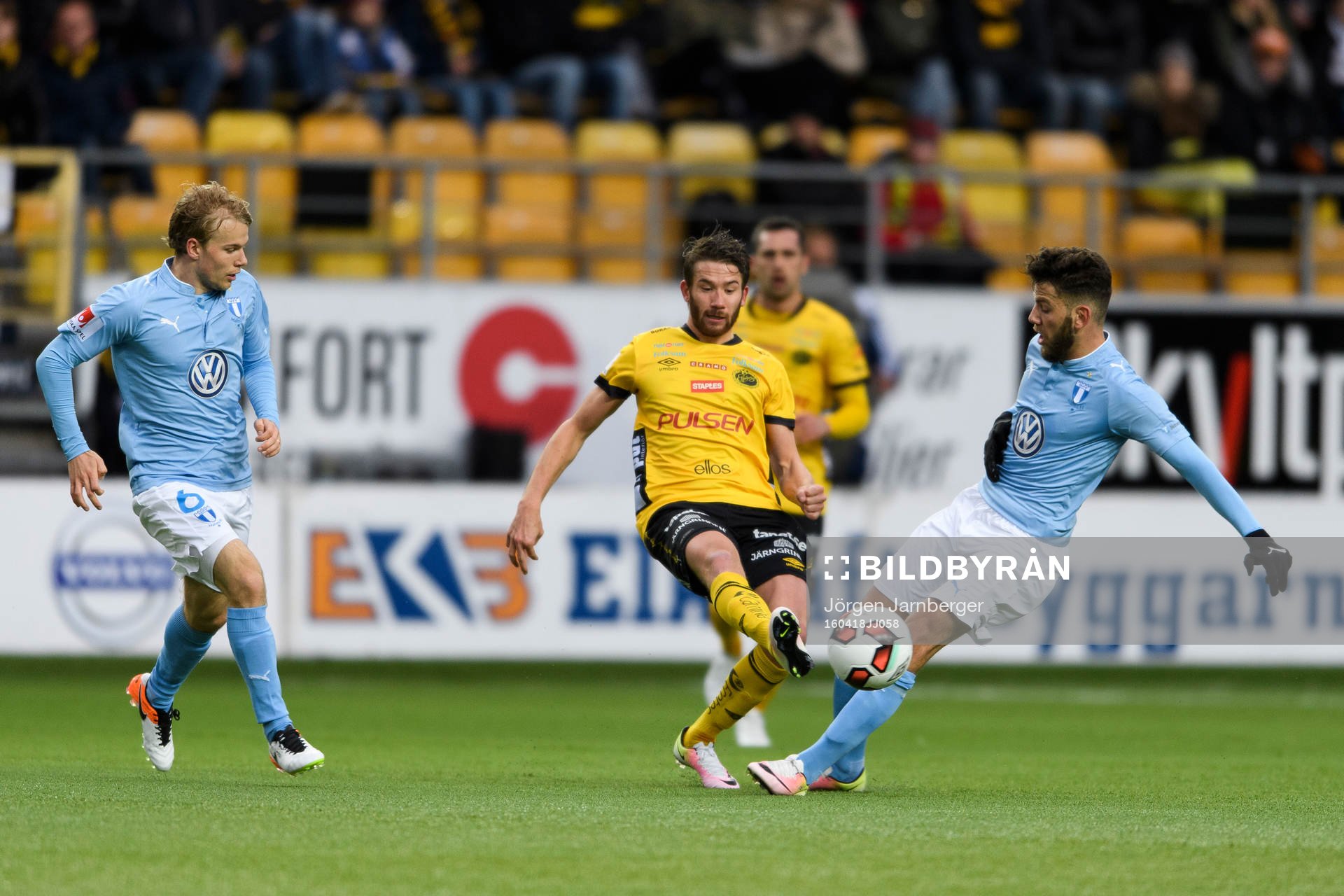 Elfsborgs Marcus Rohdén och Malmö FFs Erdal Rakip i kamp