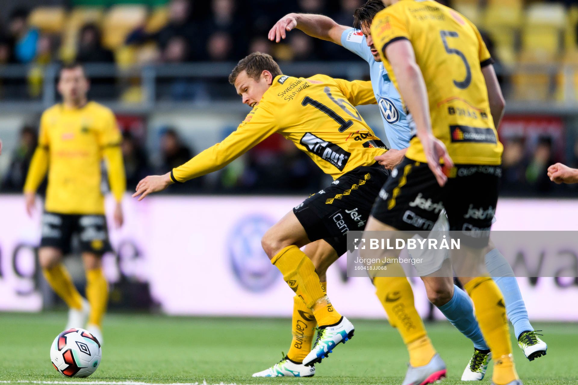 Elfsborgs Viktor Claesson med Malmö FFs Markus Rosenberg i