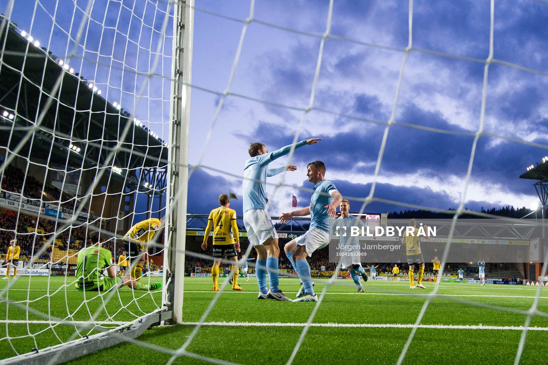 Malmö FFs Markus Rosenberg jublar ihop med Magnus Wolff