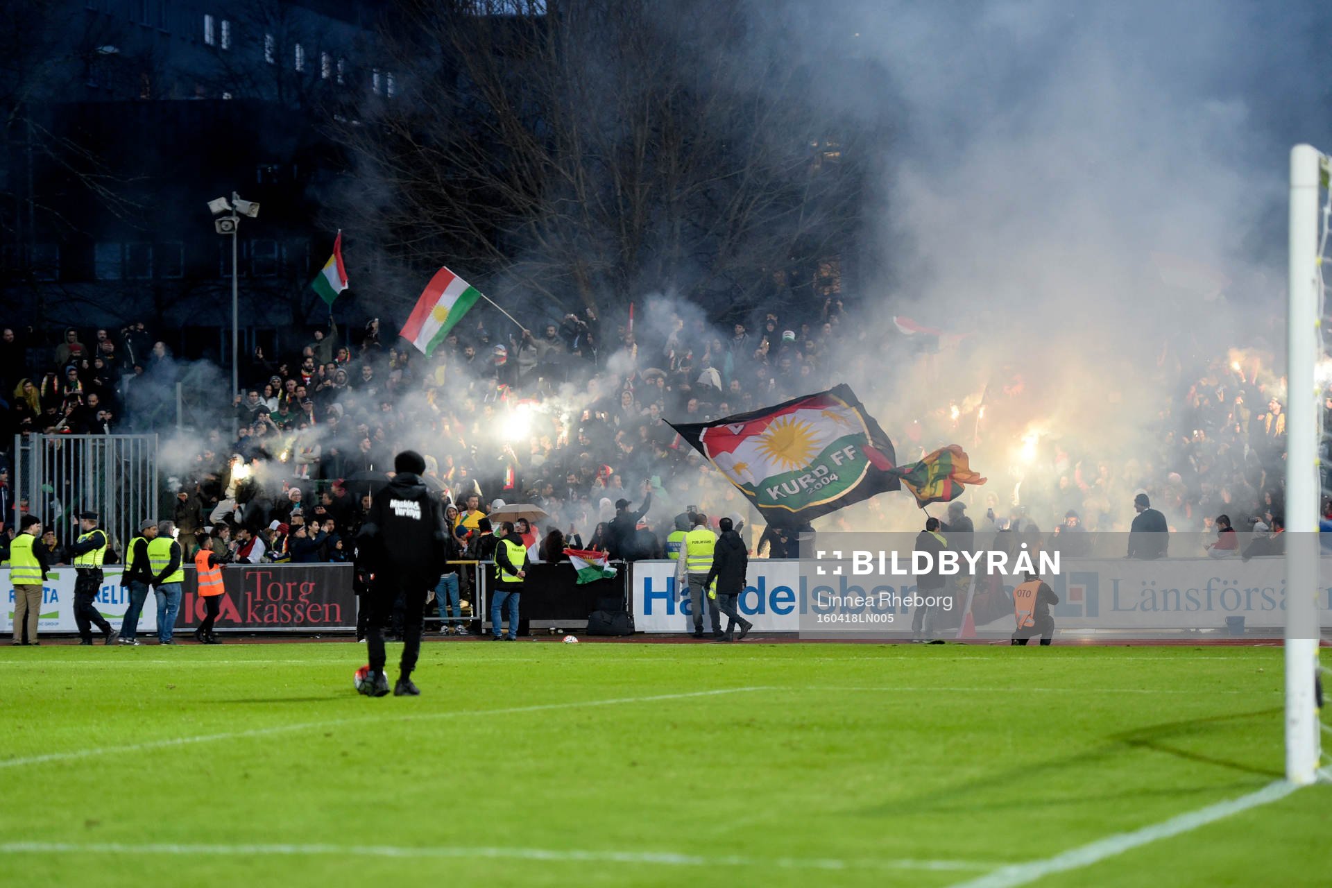 Dalkurds supportrar tände bengaler i halvtidspausen