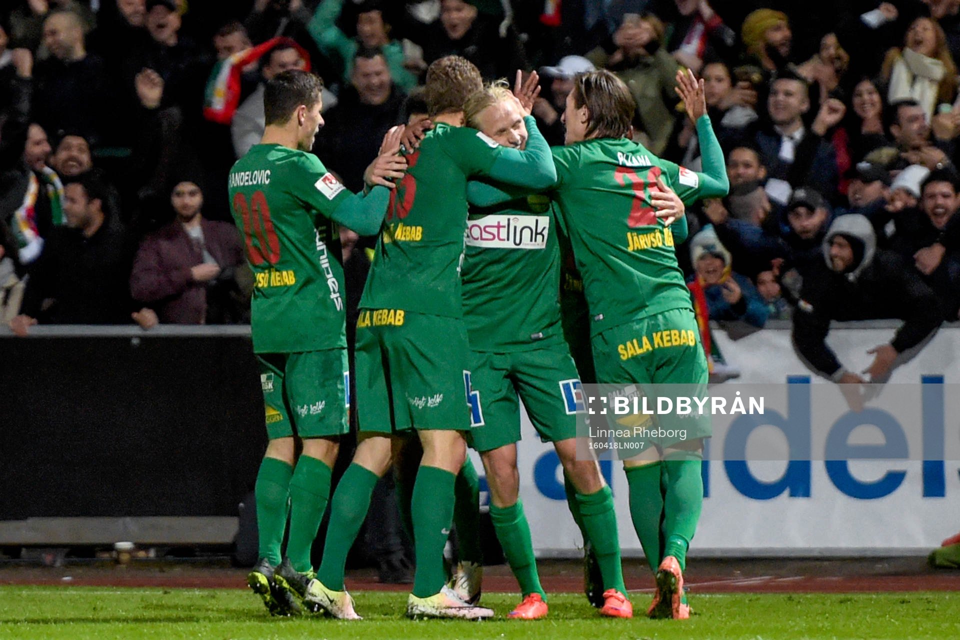 Dalkurds Ahmed Awad gratulera av Predrag Randelovic,