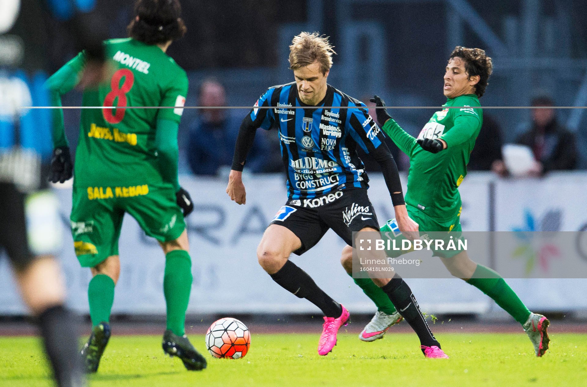 Sirius Oscar Pehrsson och Dalkurds Ahmed Awad i kamp om