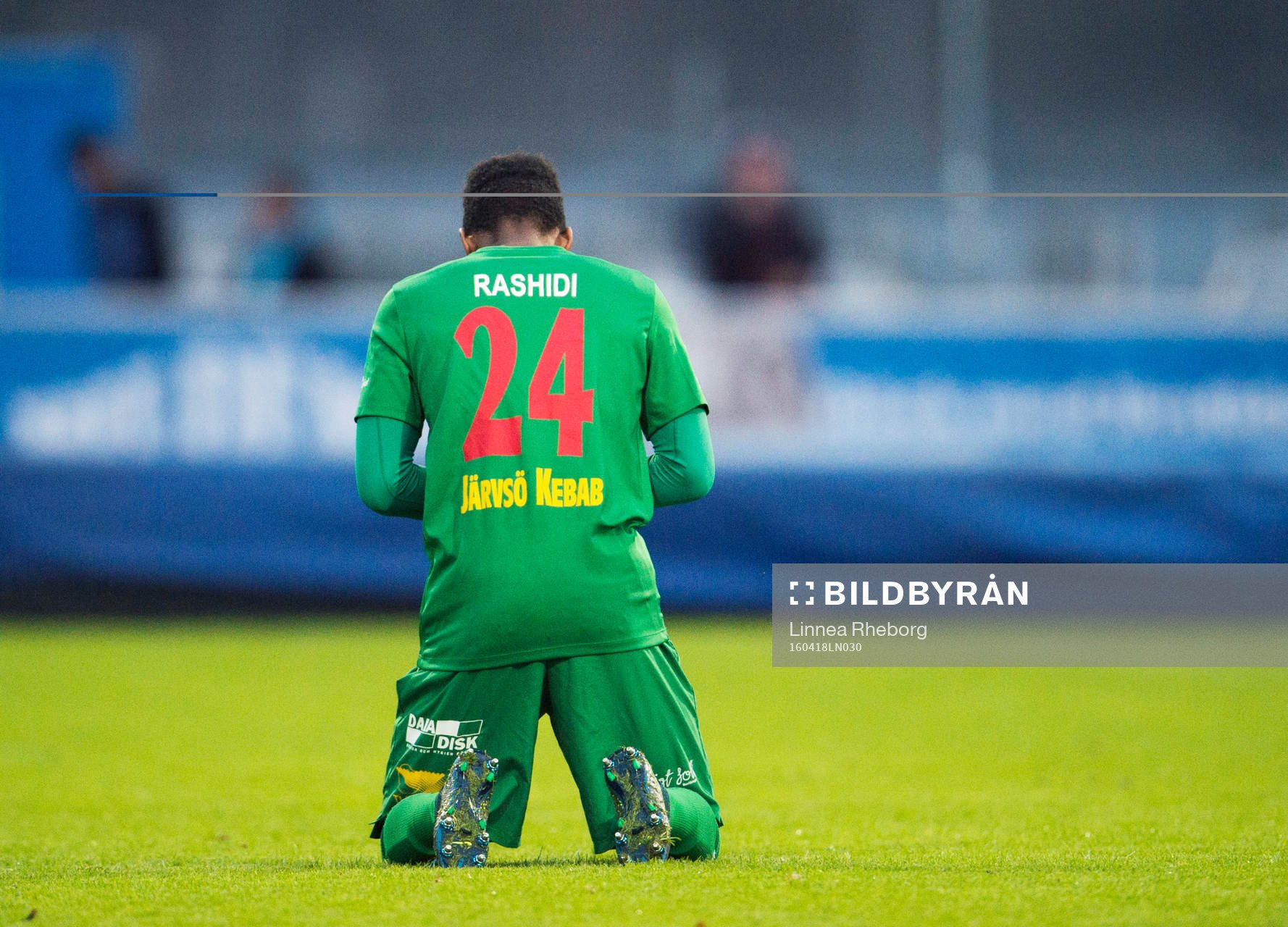 Dalkurds Heradi Rashidi ber innan fotbollsmatchen i