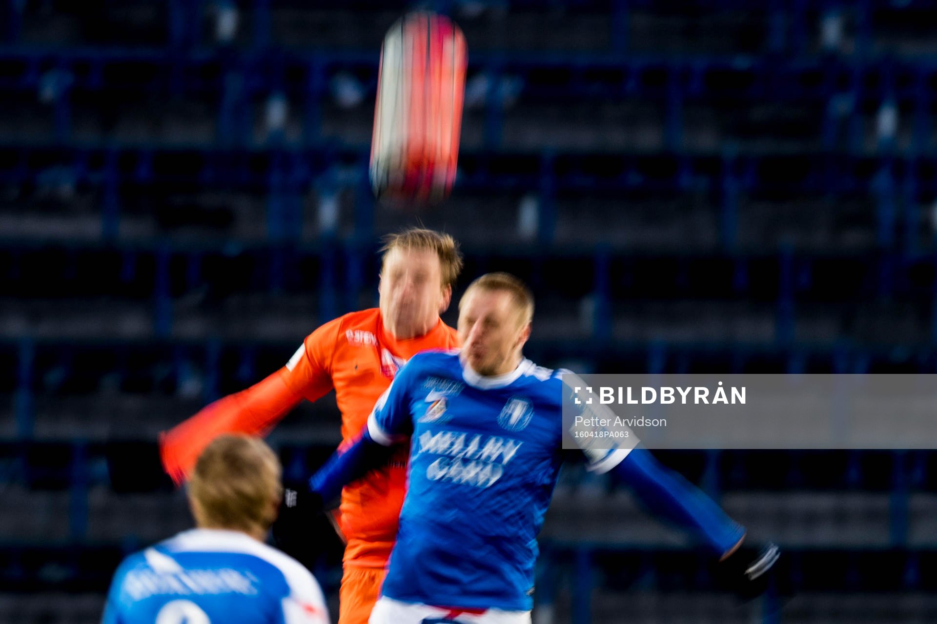 Två spelare i nickduell under fotbollsmatchen i Superettan mellan Trelleborg och AFC United den 18 april 2016 i Trelleborg.