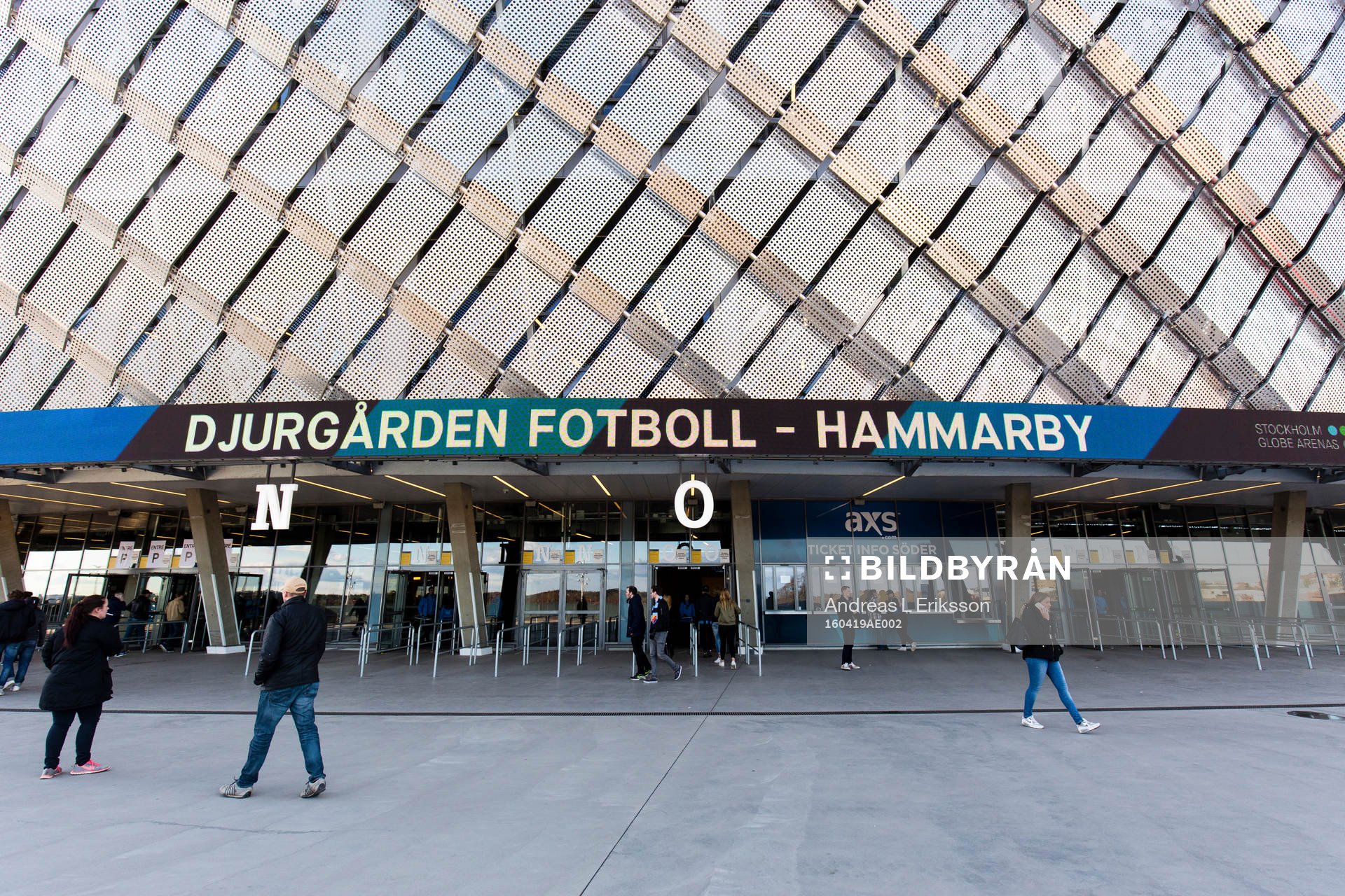 Publiken rör sig runt arenan