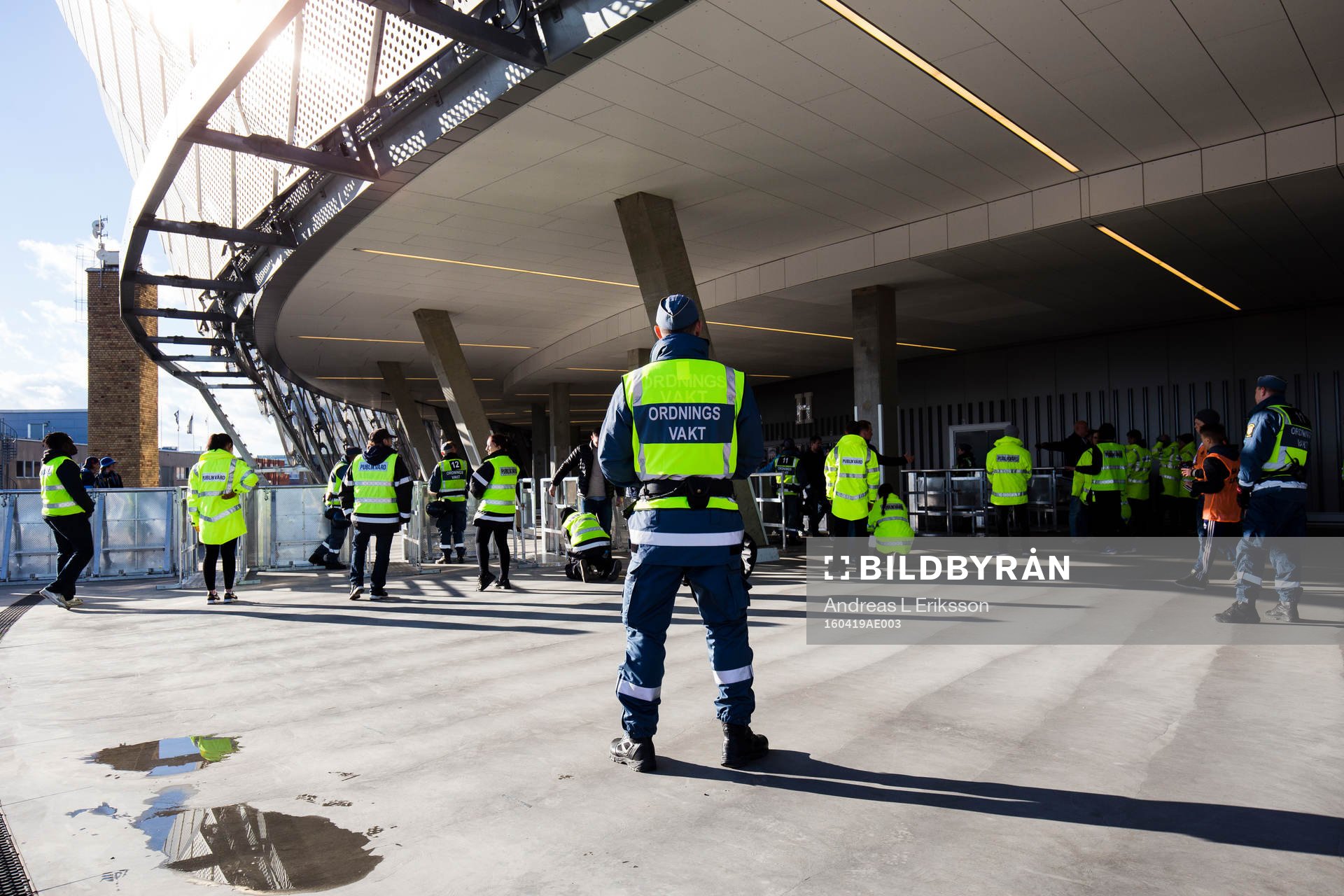 En ordningsvakt övervakar visiteringen utanför arenan