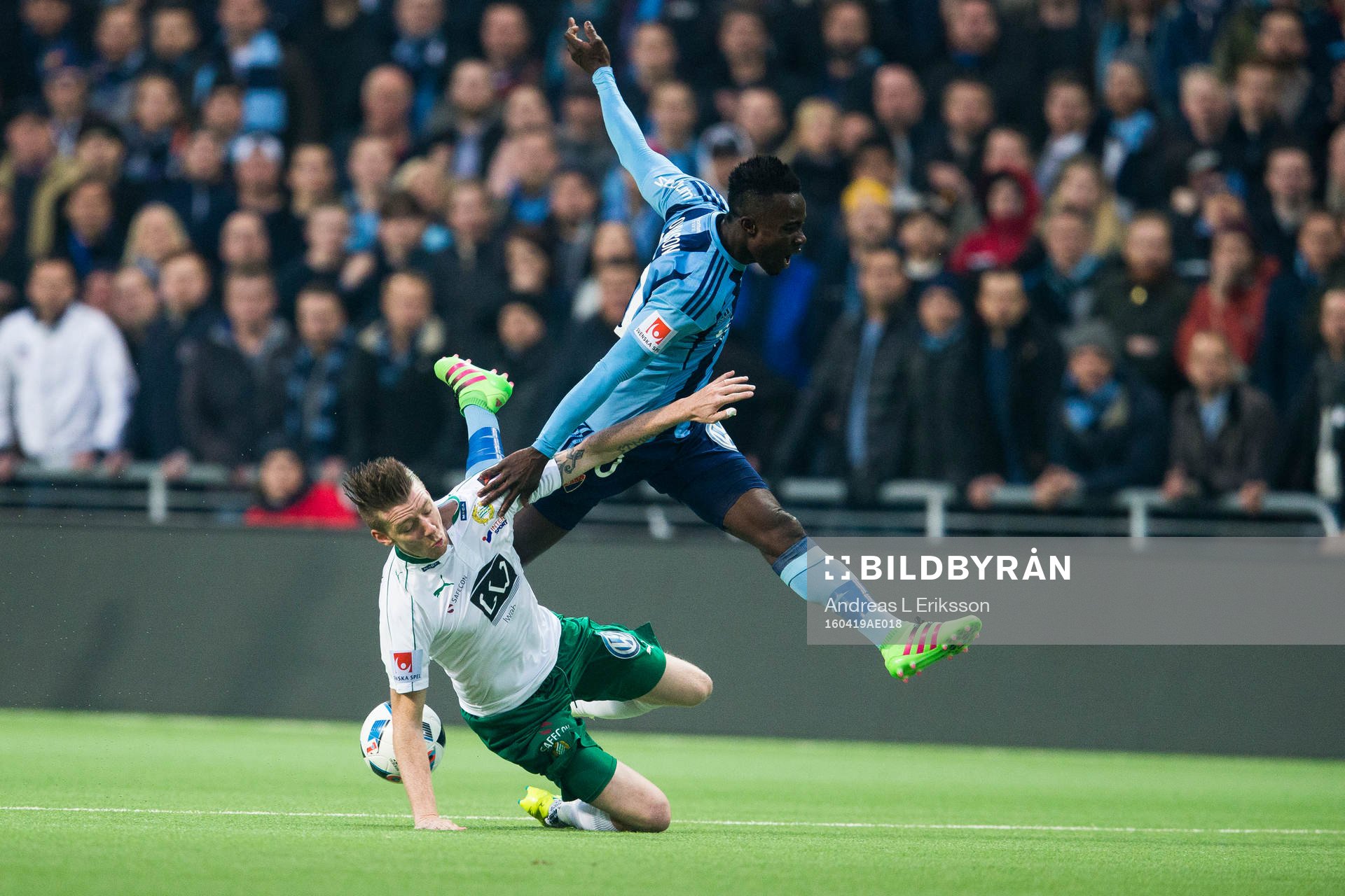 Hammarbys Birkir Már Saevarsson stoppar Djurgårdens Sam