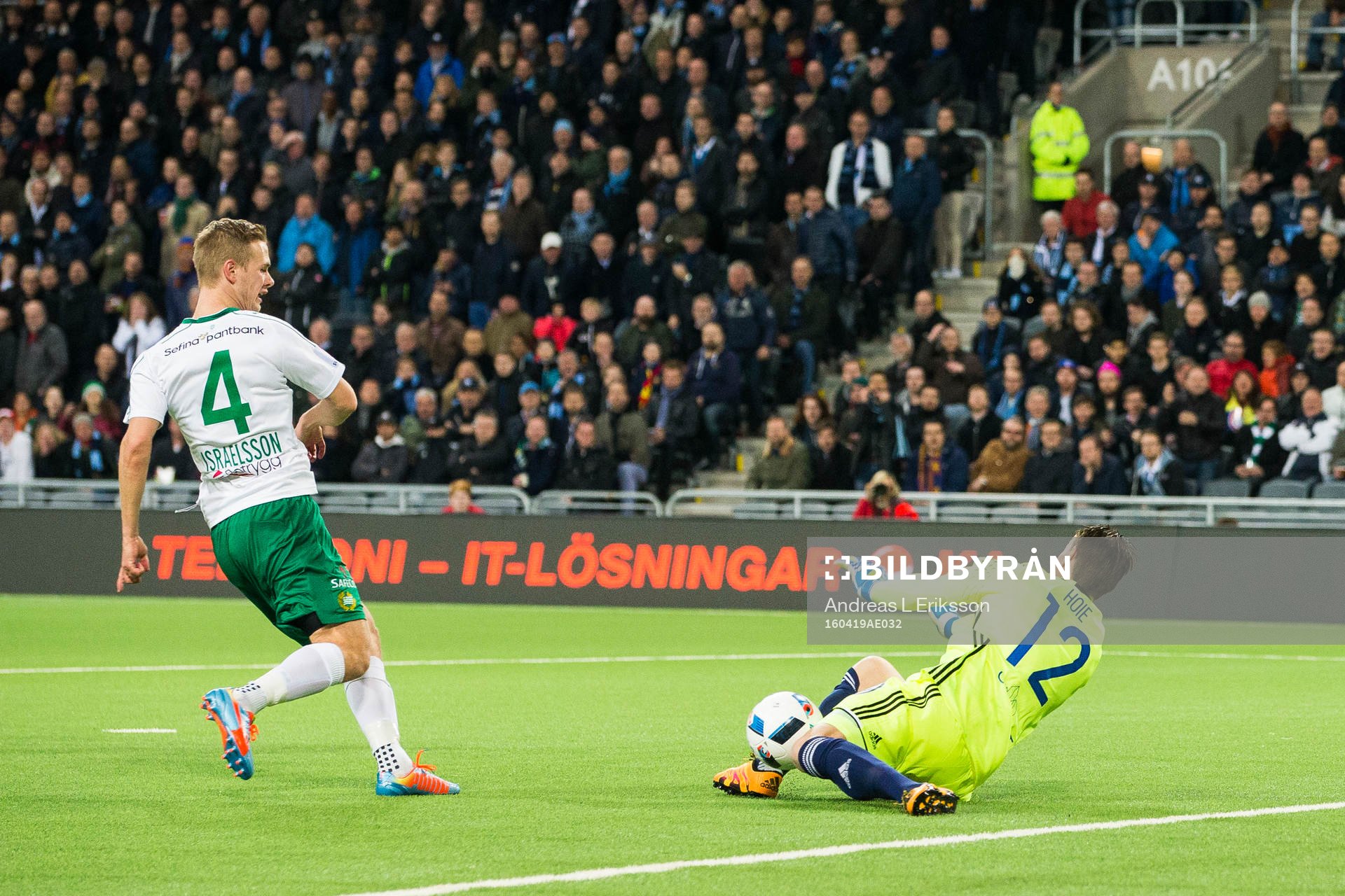 Djurgårdens målvakt Kenneth Høie räddar skott från