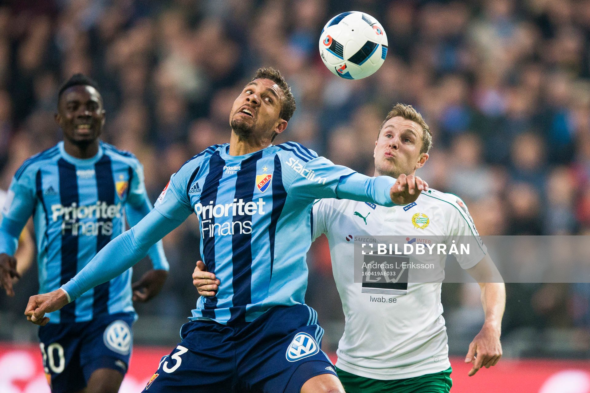 Djurgårdens Mathias Ranegie i en nickduell med Hammarbys