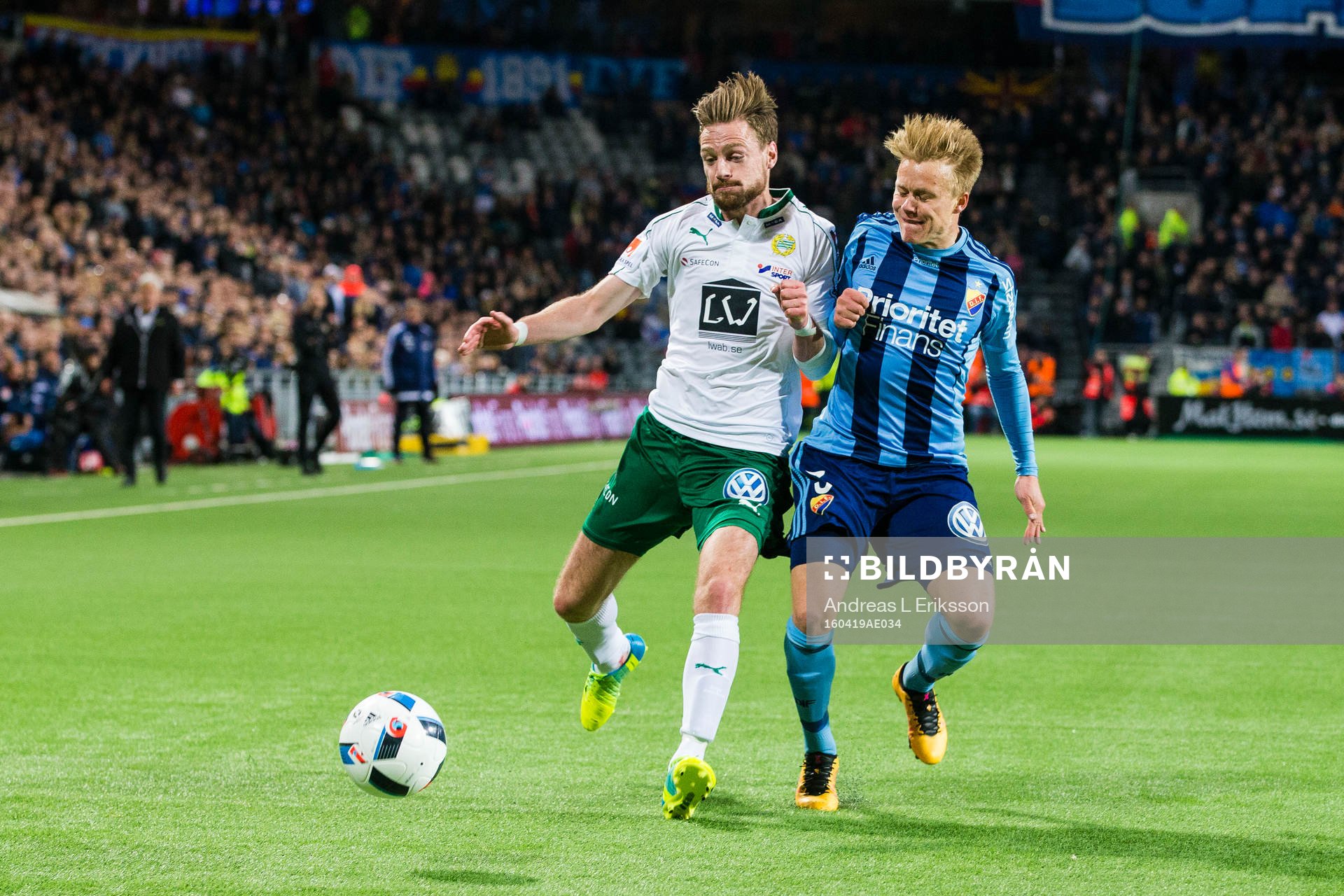 Hammarbys Arnor Smarason i kamp om bollen med Djurgårdens