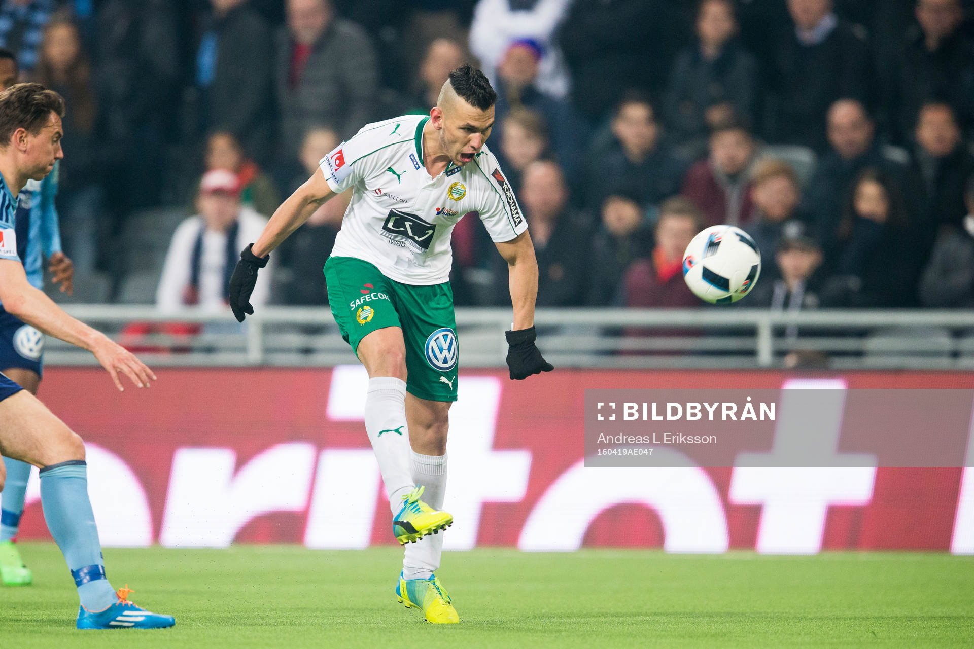 Hammarbys Alexssander Medeiros de Azeredo med ett skott