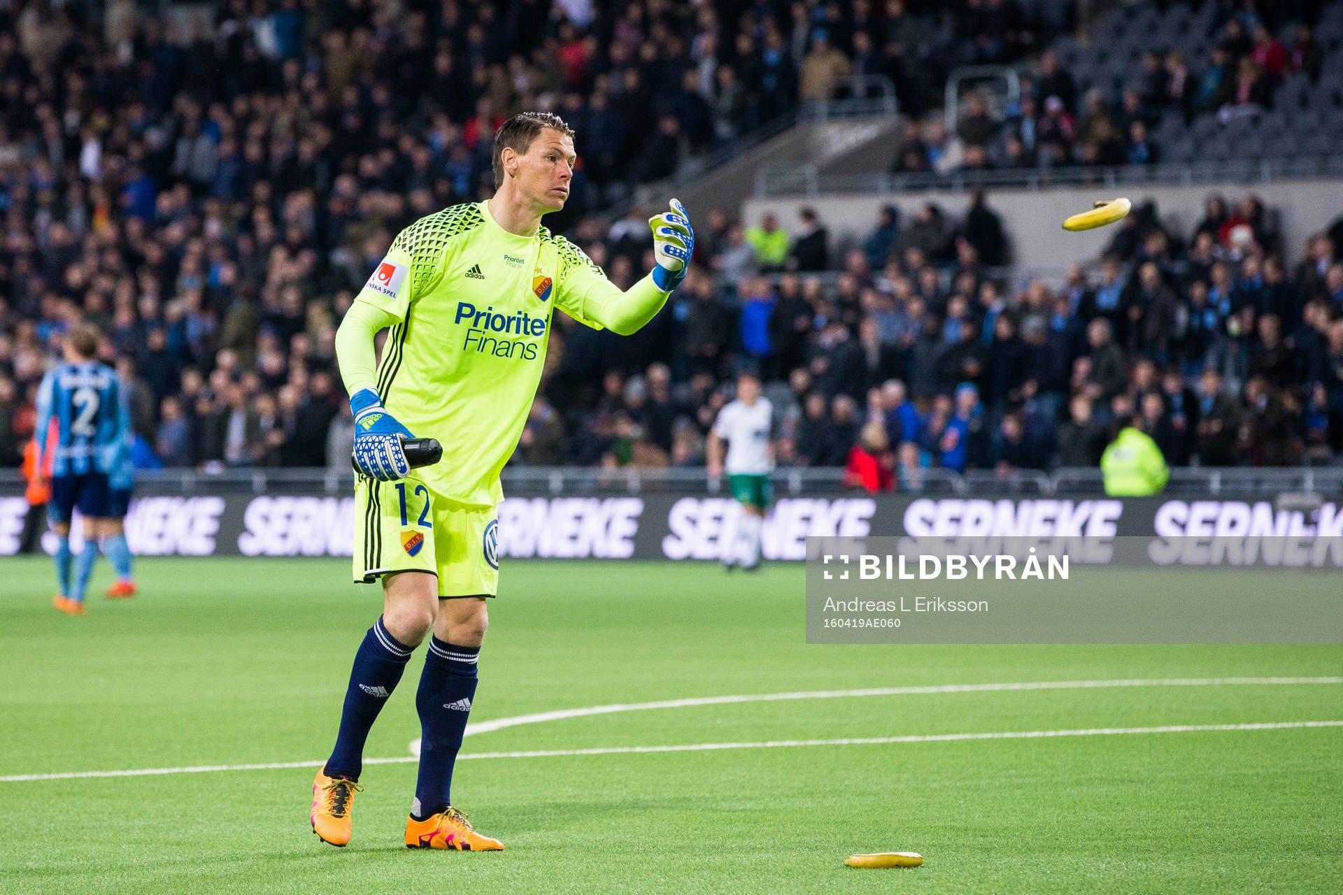 Djurgårdens målvakt Kenneth Høie kastar bort bananer