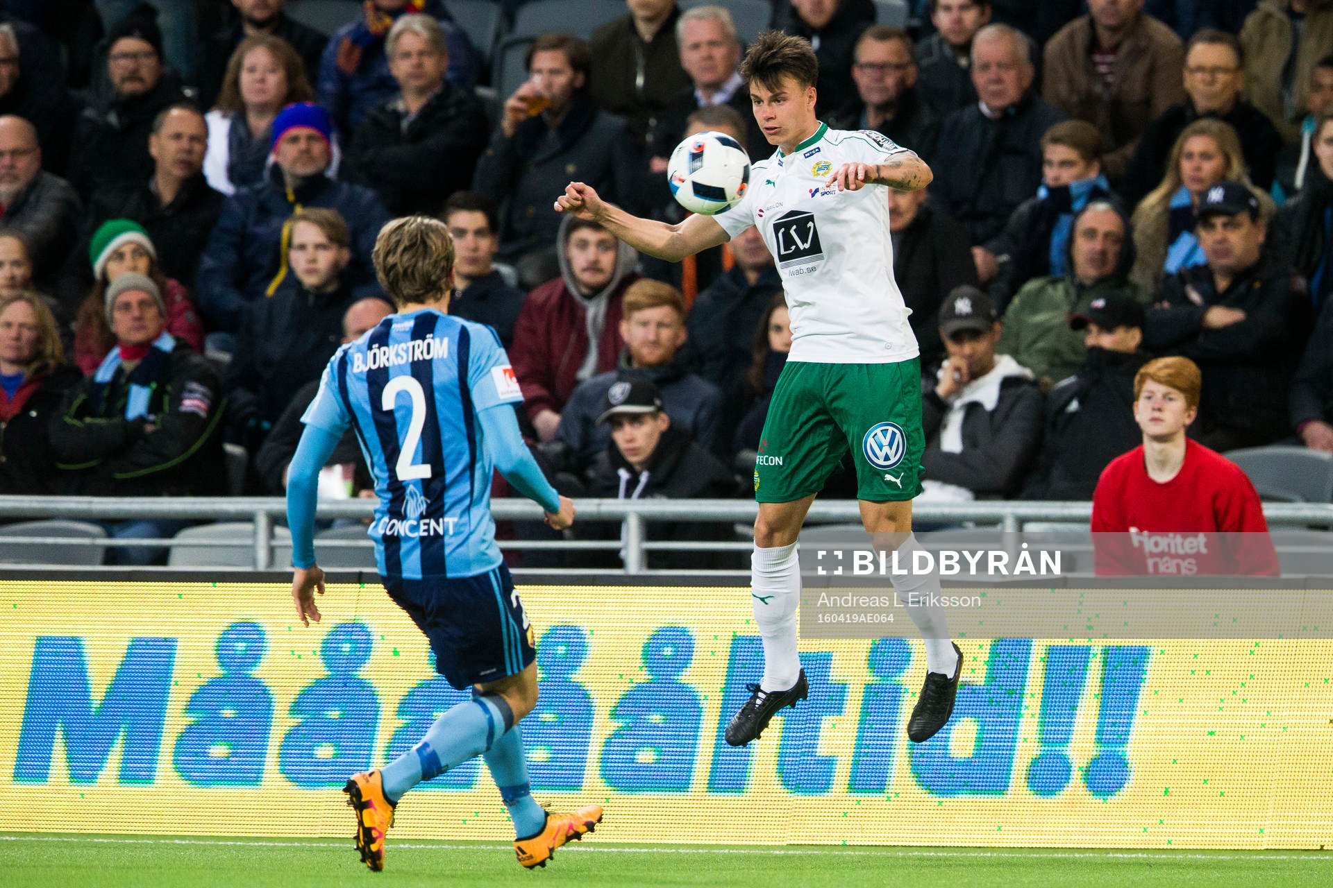 Hammarbys Melker Hallberg tar ner bollen