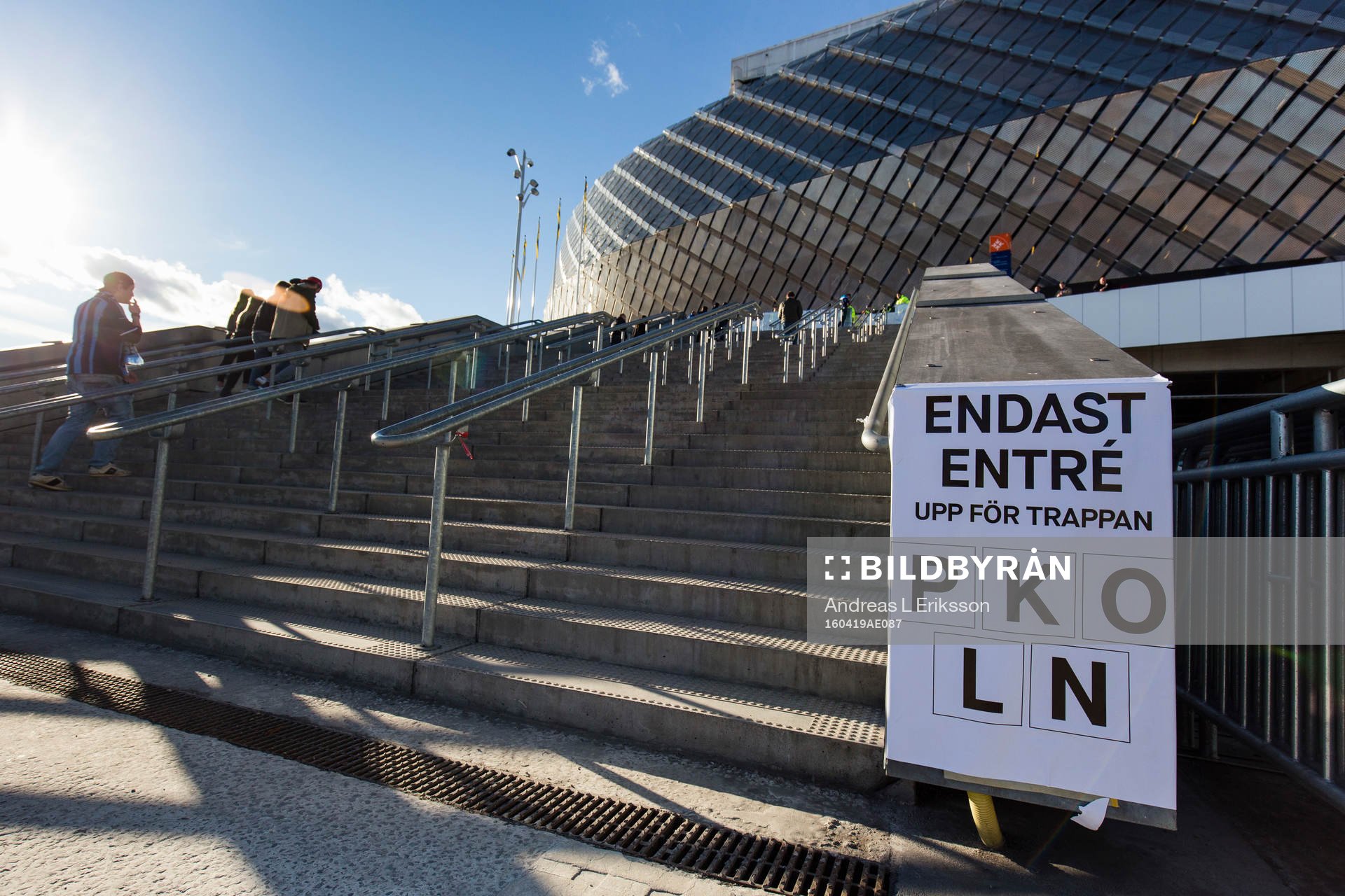 En av trapporna upp till Tele2 Arena innan fotbollsmatchen