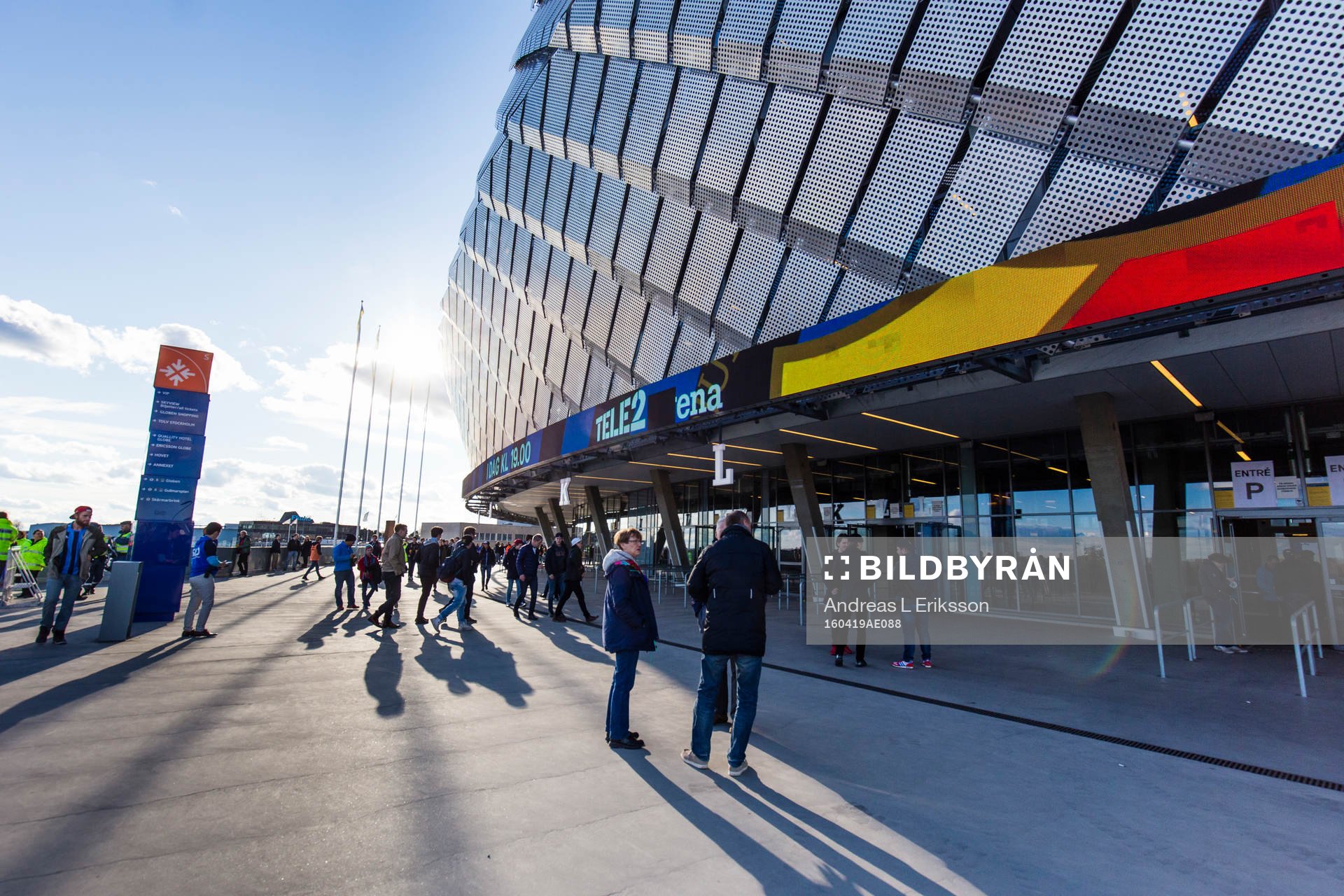 Publiken rör sig utanför arenan innan fotbollsmatchen i