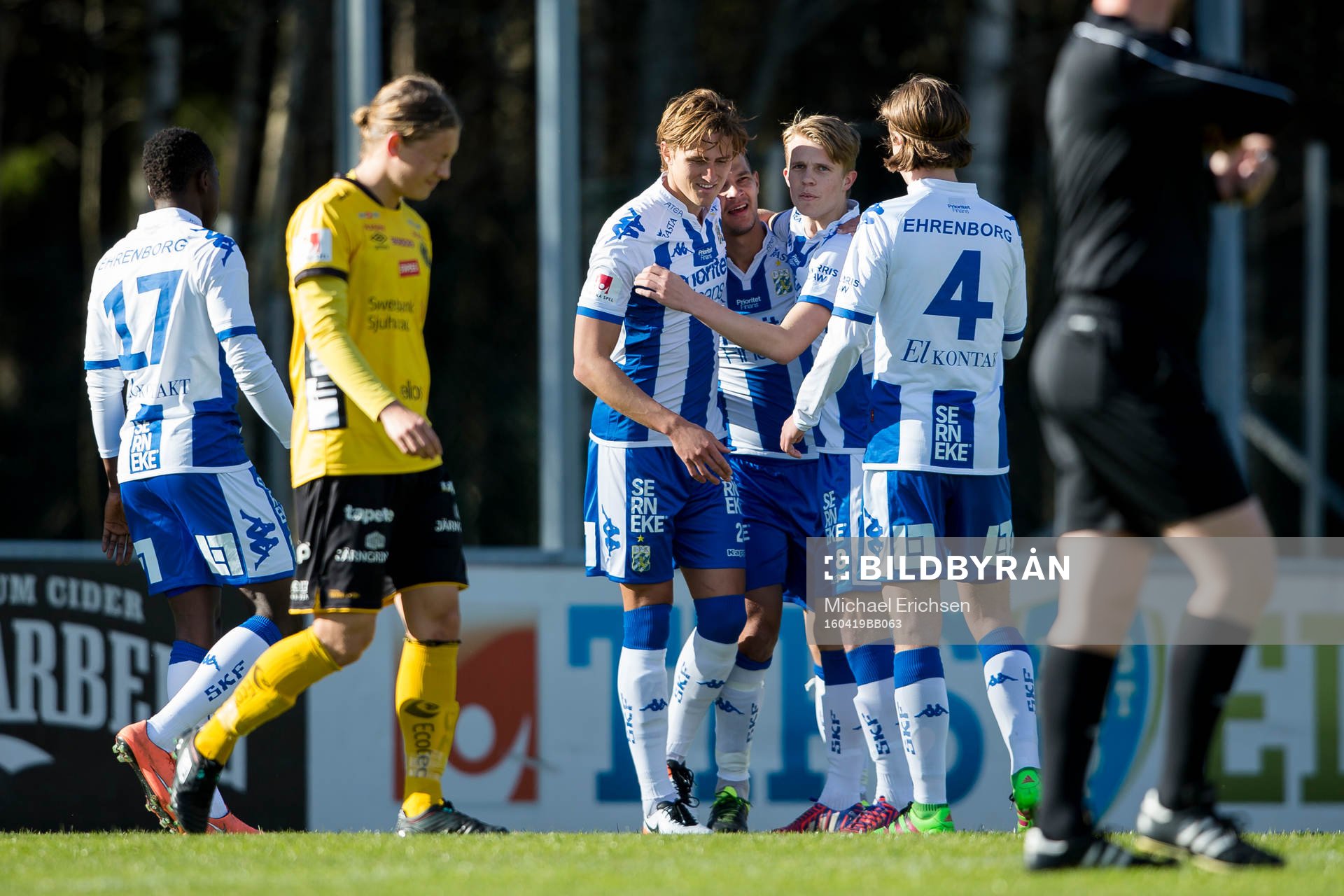IFK Göteborgs Thomas Rogne omfamnar Mauricio Albornoz efter hans 2-0 mål på hörna under fotbollsmatchen i Folksam U21 allsvenskan södra mellan IFK Göteborg och Elfsborg den 19 april 2016 i Göteborg.