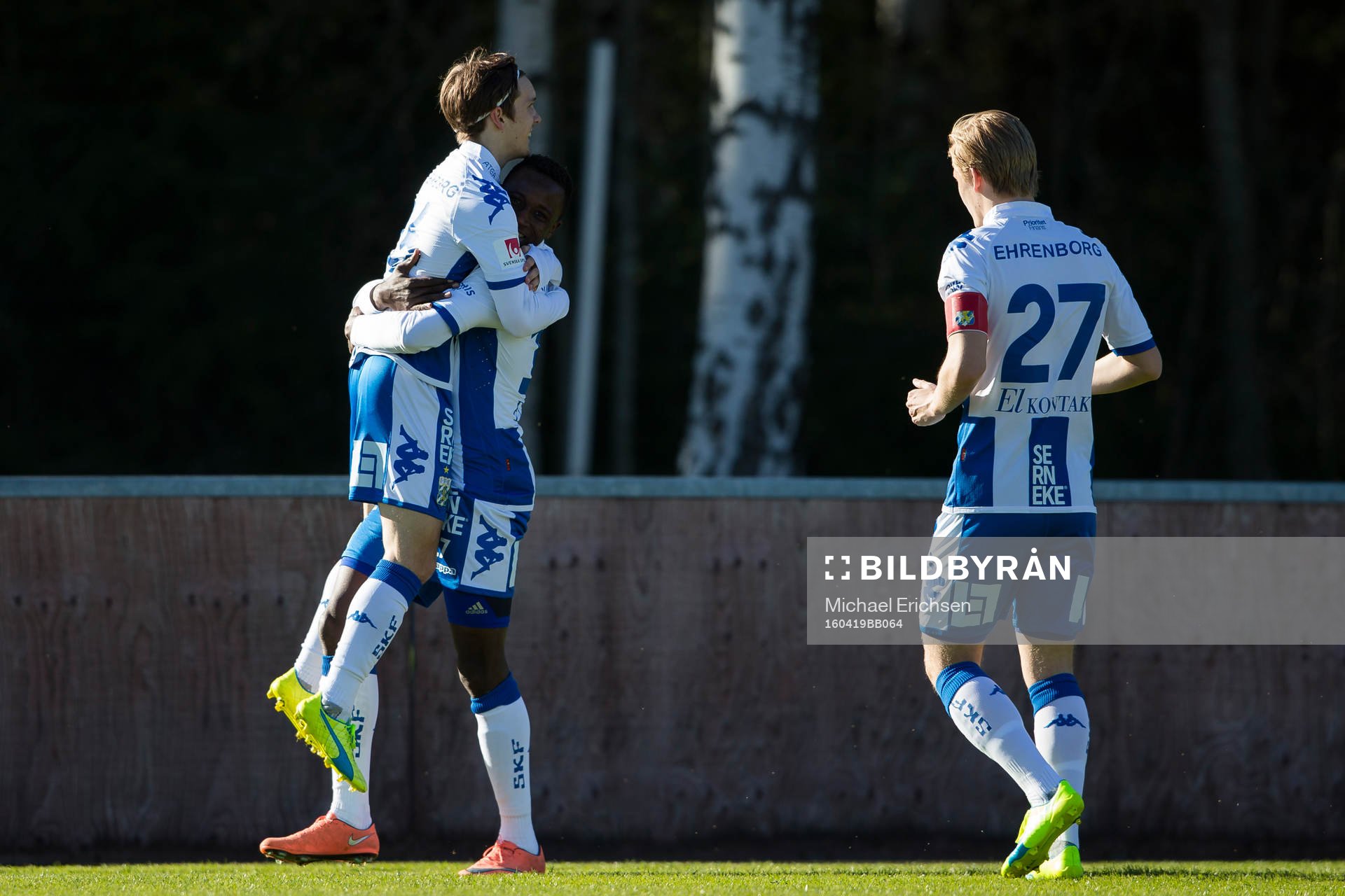 IFK Göteborgs Sabah Lawson omfamnar Patrik Karlsson Lagemyr efter 3-0 under fotbollsmatchen i Folksam U21 allsvenskan södra mellan IFK Göteborg och Elfsborg den 19 april 2016 i Göteborg.
