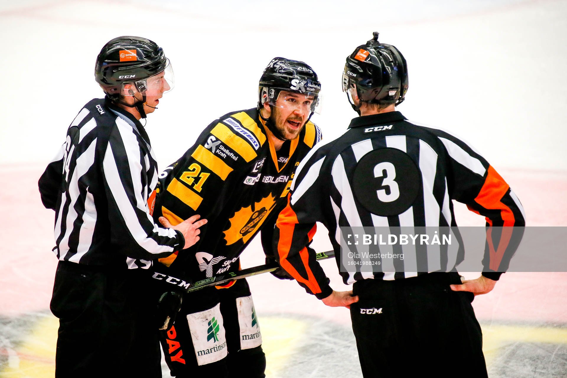 Skellefteås Jimmie Ericsson pratar med Domare Linus Öhlund