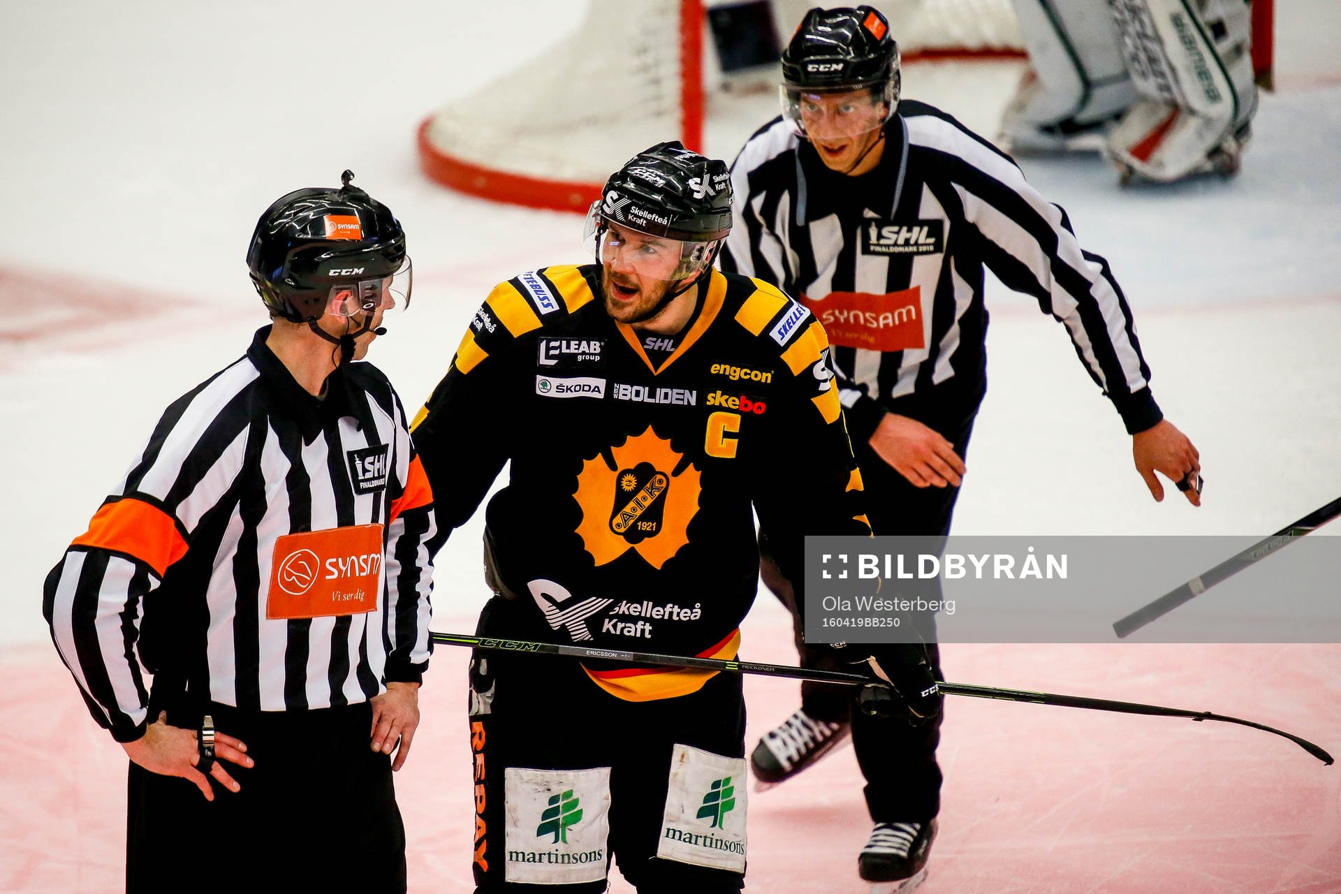 Skellefteås Jimmie Ericsson pratar med Domare Linus Öhlund