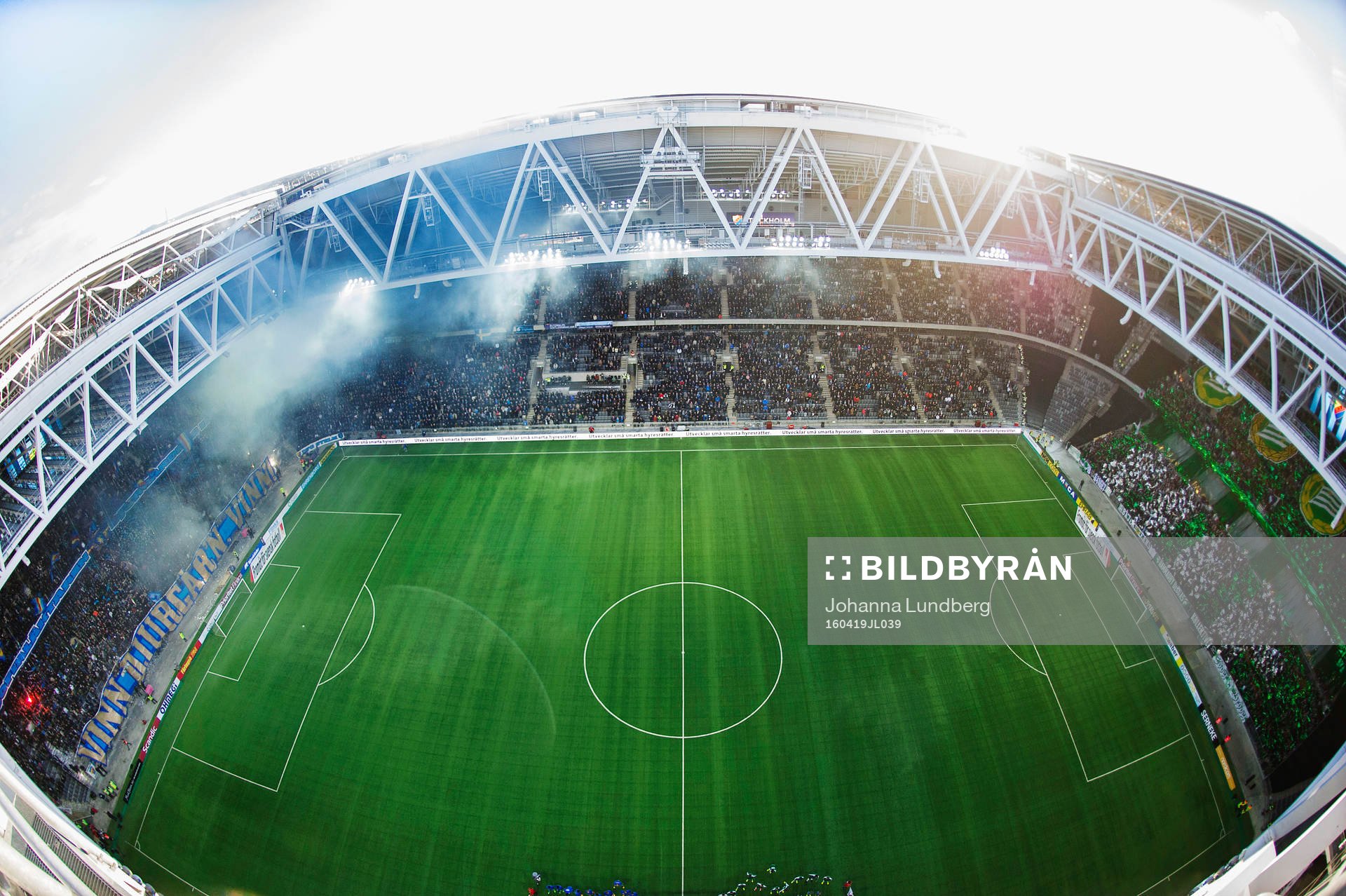 Djurgårdens och Hammarbys supportrar med tifo på tele2