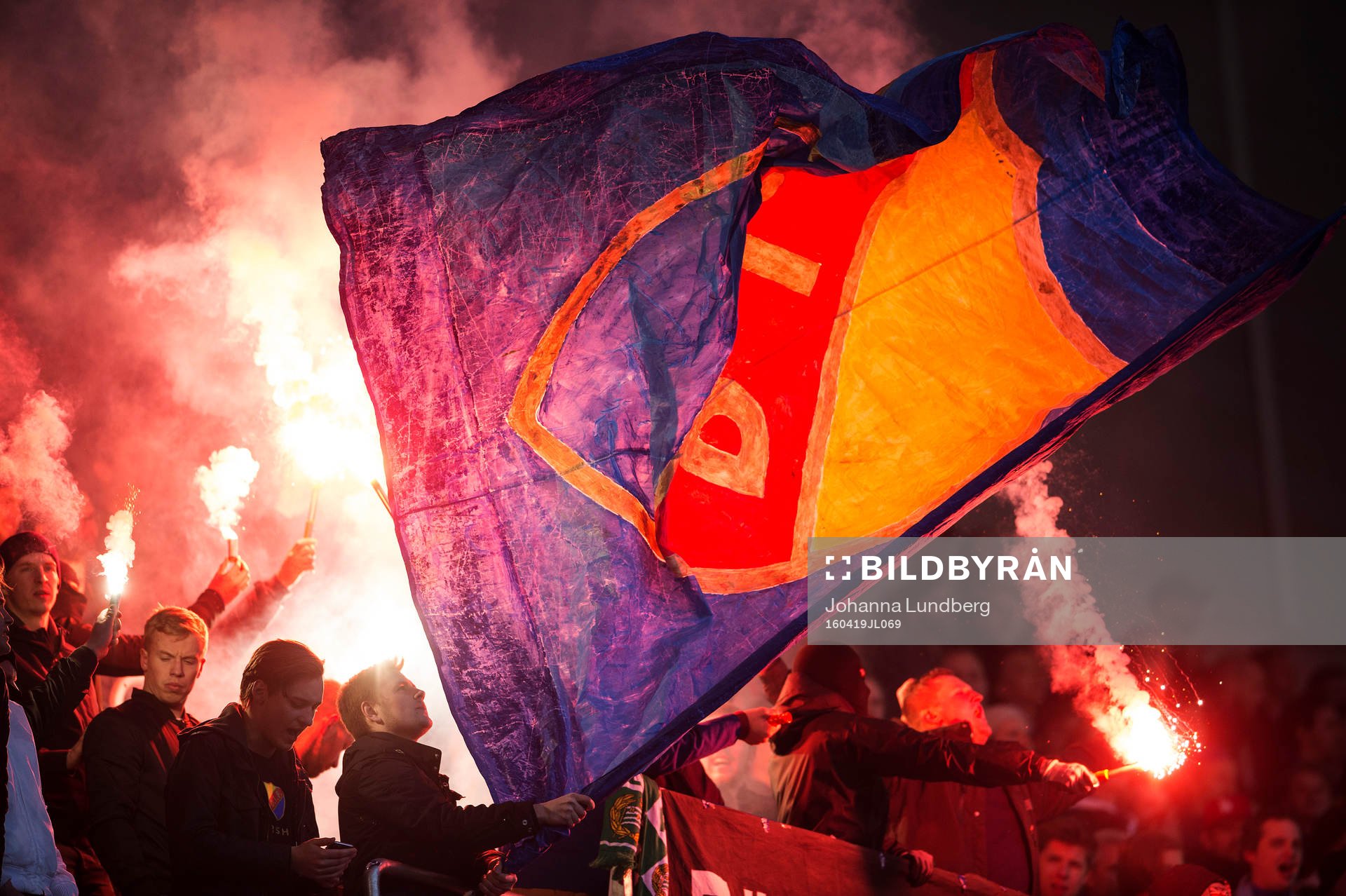 Djurgårdens supportrar tänder bengaler