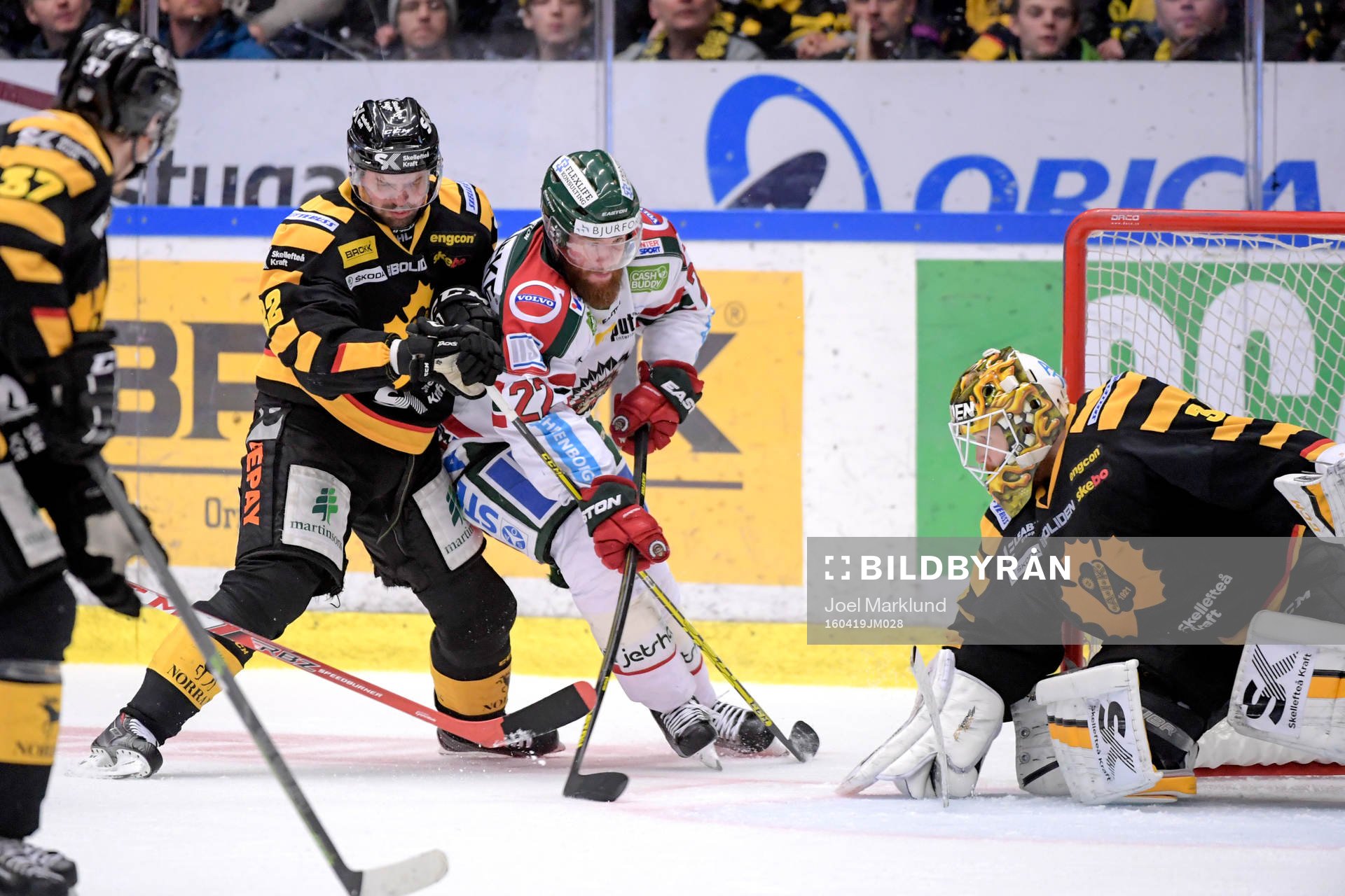 Skellefteås Janne Pesonen och målvakt Erik Hanses och