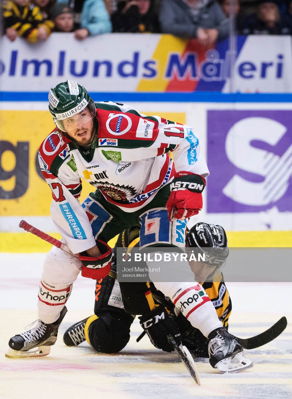 Frölundas Sebastian Stålberg håller undan Skellefteås