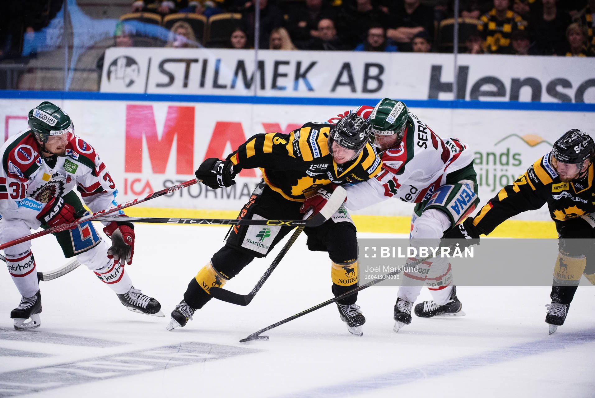 Frölundas Nicklas Lasu och Christoffer Ehn stoppar