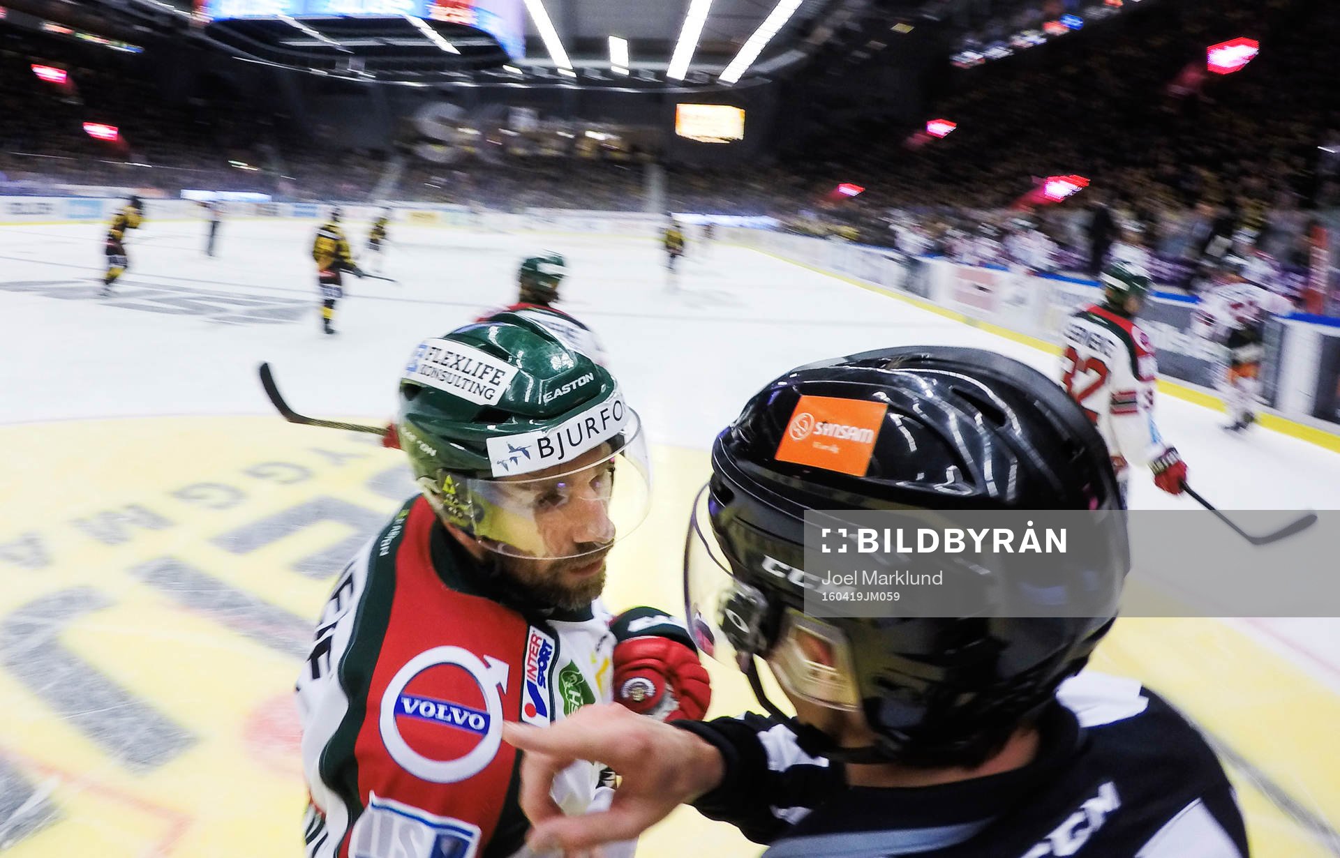 En linjedomare i samtal med Frölundas Joel Lundqvist