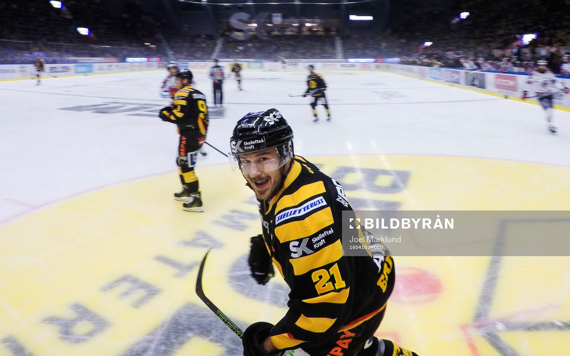Skellefteås Jimmie Ericsson pratar med domare Linus Öhlund