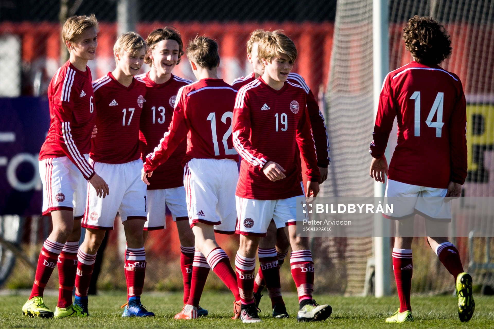 Danmarks spelare jublar efter 0-2 målet genom Nikolaj Skött (m) under fotbollsmatchen mellan Sverige och Danmark den 19 april 2016 i Helsingborg.