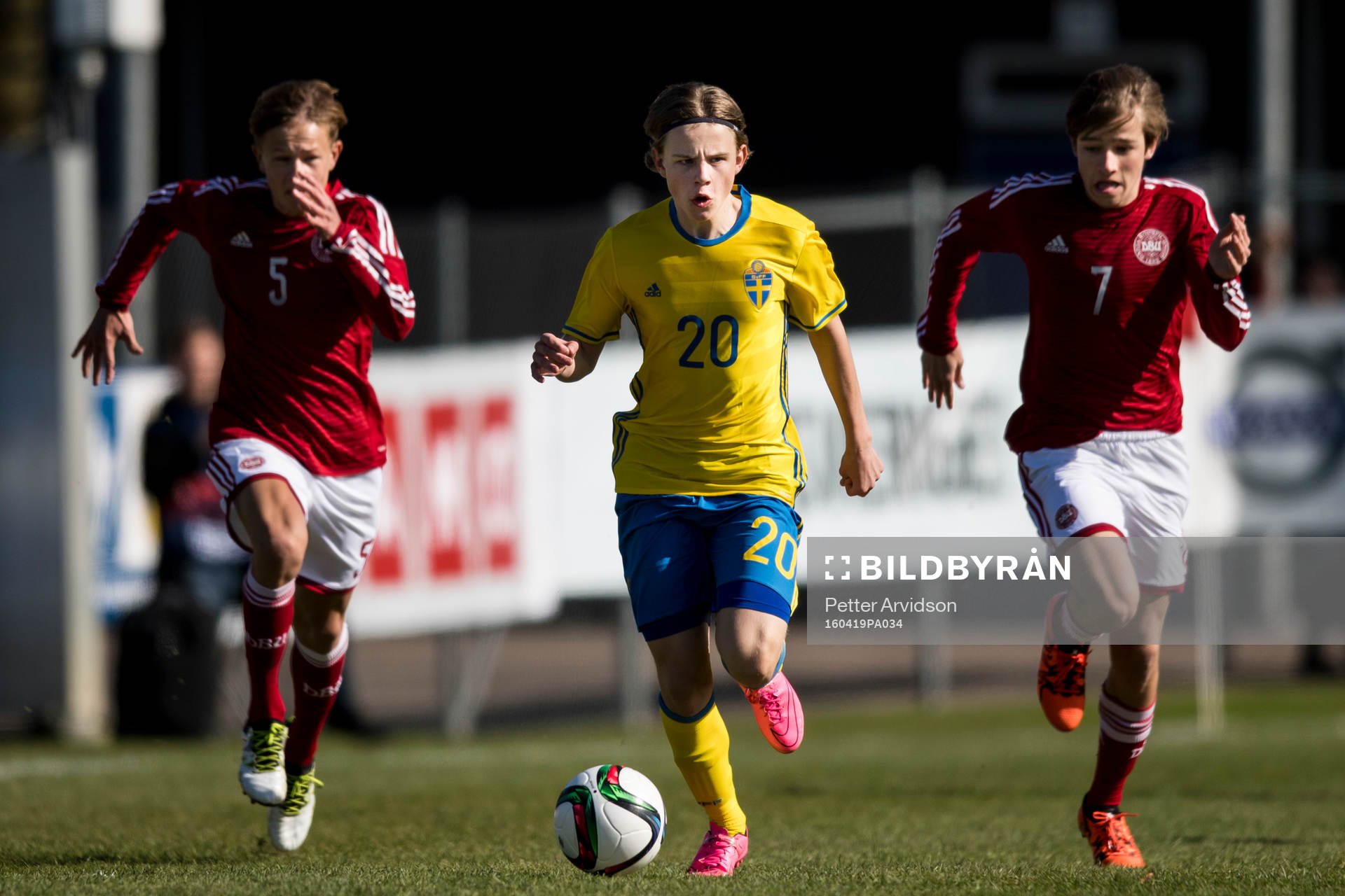 Sveriges Oscar Pettersson springer förbi Danmarks Emil